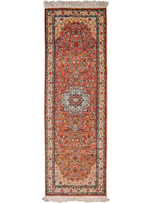 Sehr feiner, handgeknüpfter Ghom Perserteppich von Khademi aus Seide, orange. 124x39 cm. Verkauf durch Jupiter Intl.