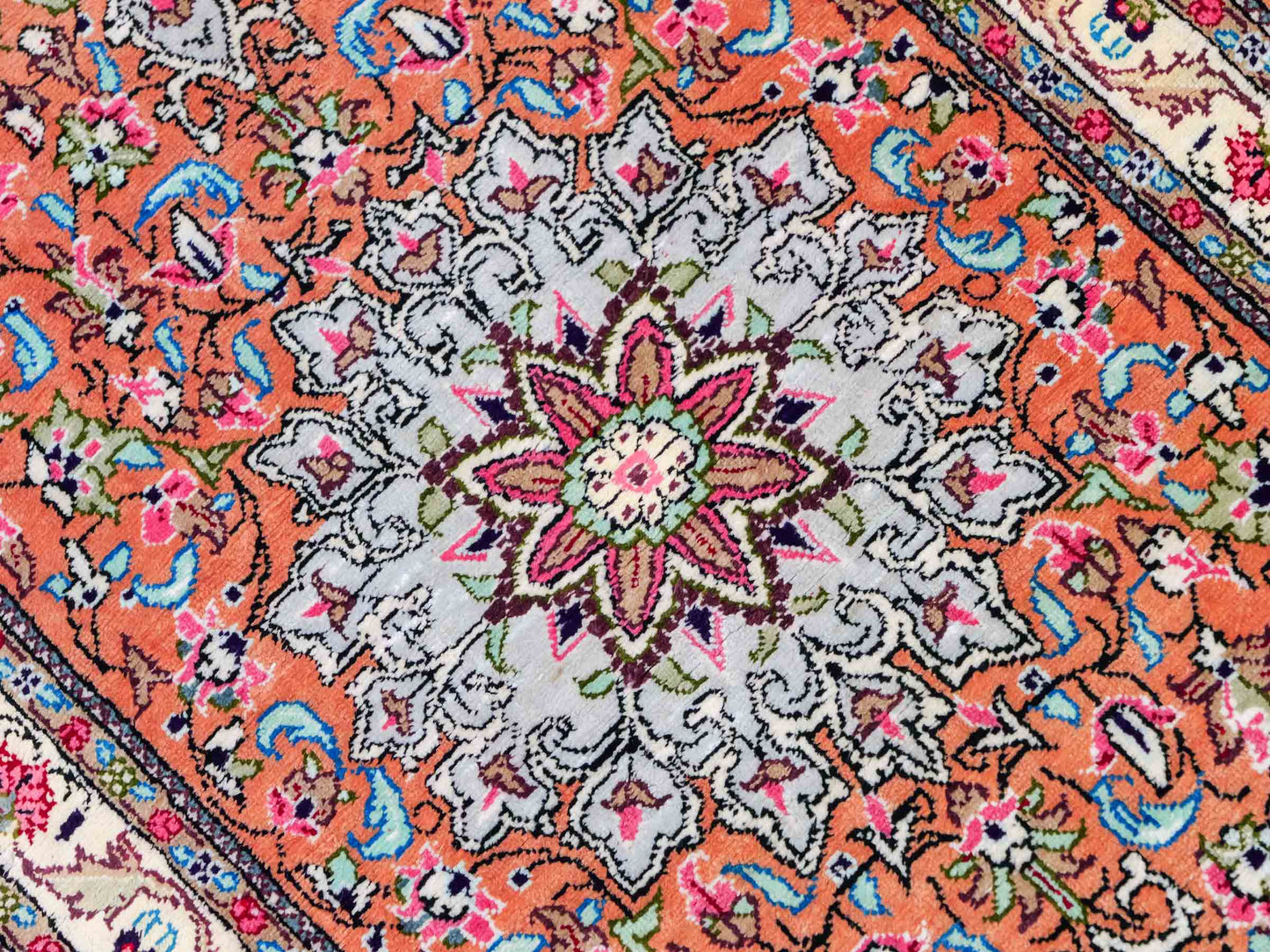 Sehr feiner, handgeknüpfter Ghom Perserteppich von Khademi aus Seide, orange. 124x39 cm. Verkauf durch Jupiter Intl.