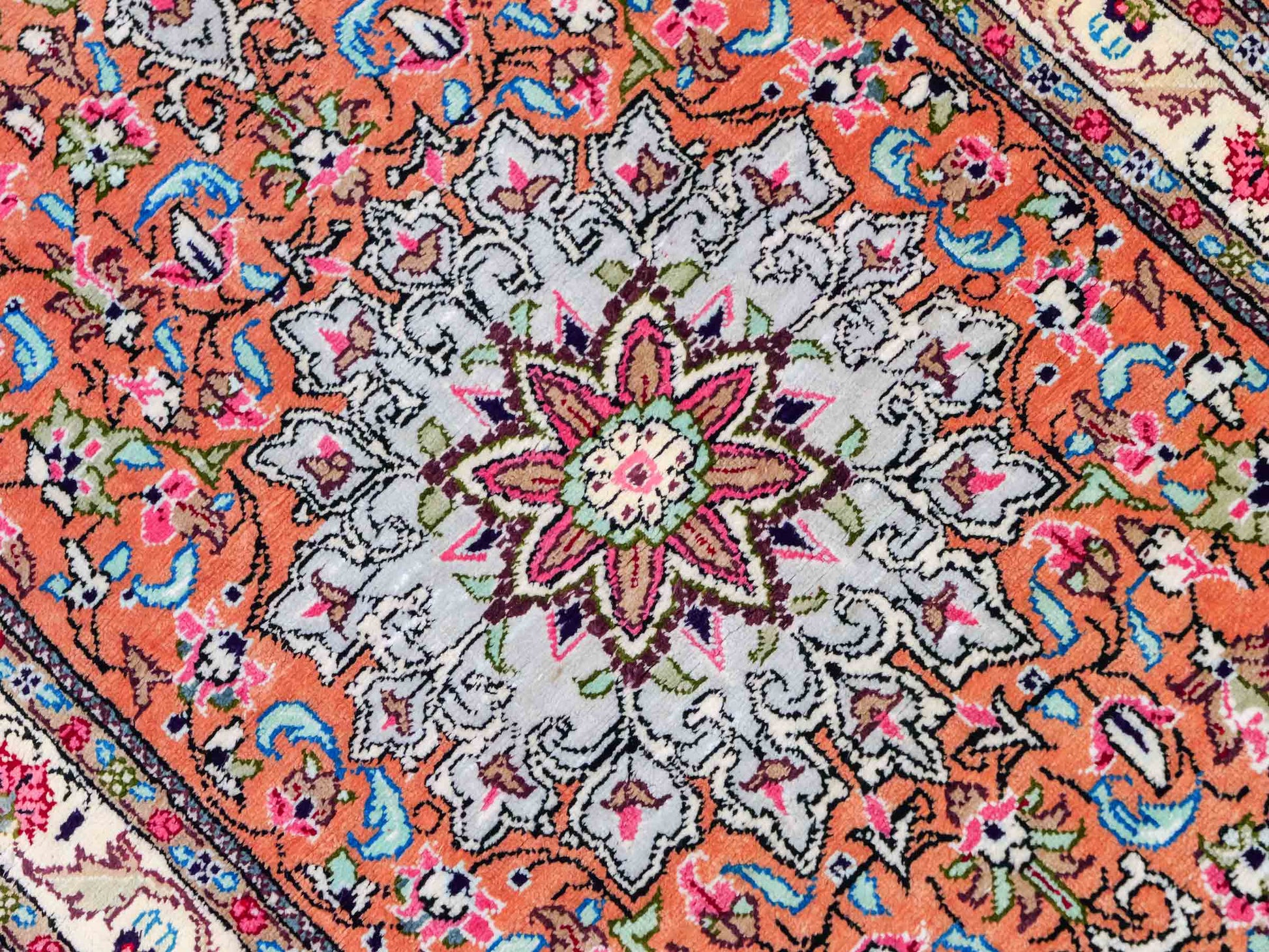 Sehr feiner, handgeknüpfter Ghom Perserteppich von Khademi aus Seide, orange. 124x39 cm. Verkauf durch Jupiter Intl.