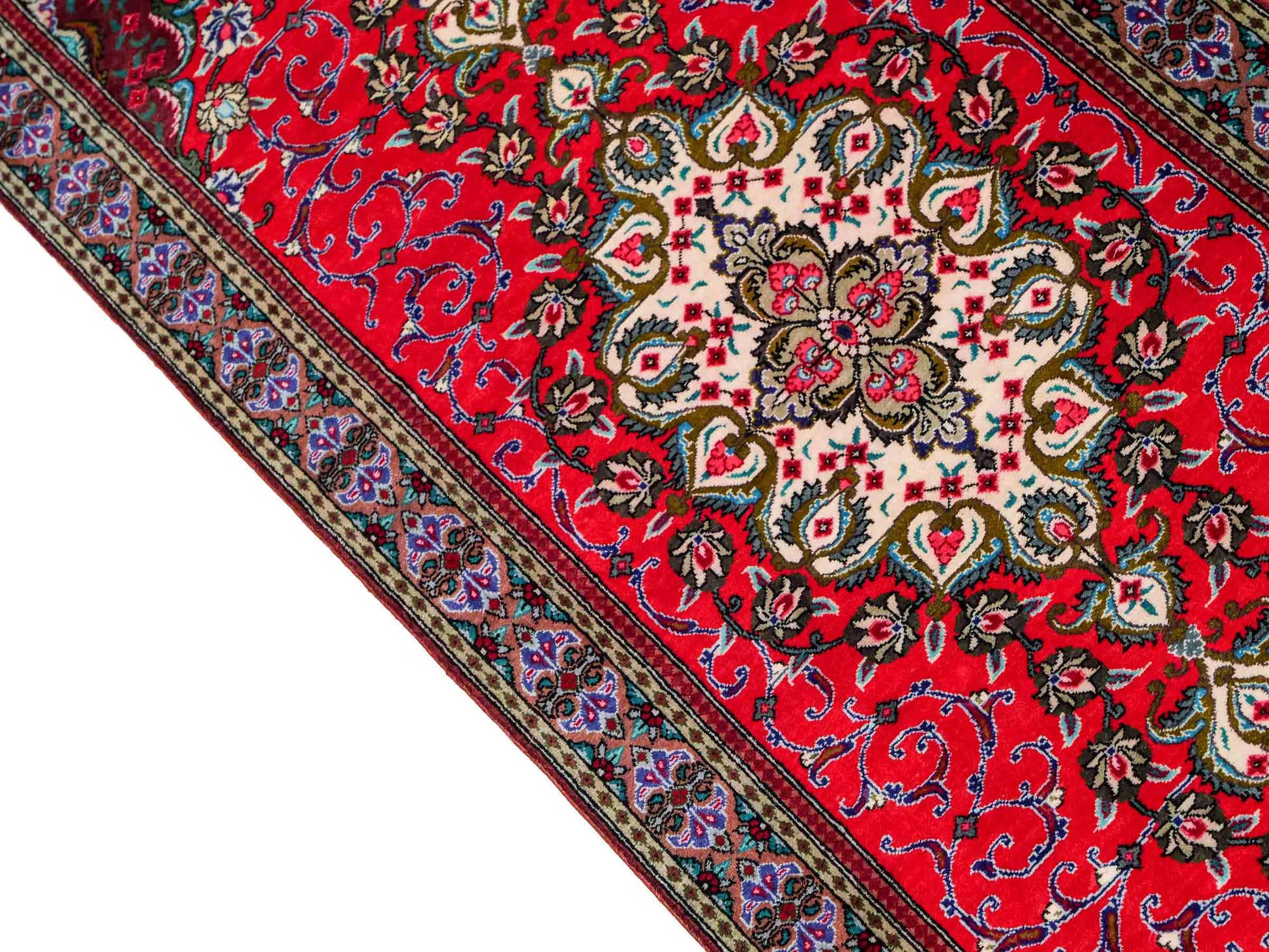Sehr feiner, handgeknüpfter Ghom Perserteppich aus Seide von Khademi, rot. 148x44 cm. Verkauf durch Jupiter Intl.