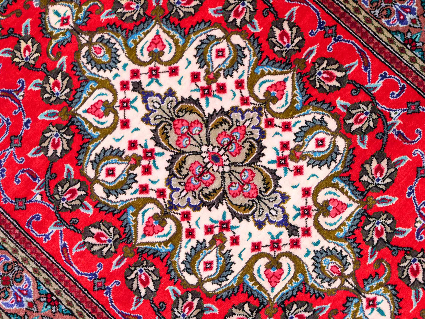 Sehr feiner, handgeknüpfter Ghom Perserteppich aus Seide von Khademi, rot. 148x44 cm. Verkauf durch Jupiter Intl.