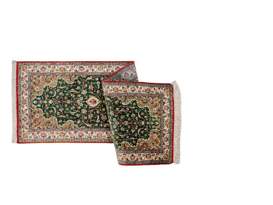 Sehr feiner, handgeknüpfter Ghom Läufer-Seidenteppich aus Persien, grün. Größe: 148 cm x 48 cm. KB4-1314. Verkauf durch Jupiter Intl.