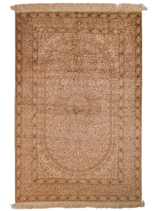 Sehr feiner, handgeknüpfter, persischer Ghom Perserteppich von Khademi aus reiner Seide. Größe 150 x 100 cm. Farbe: Gold, beige, creme. Verkauf durch JUPITER Intl.