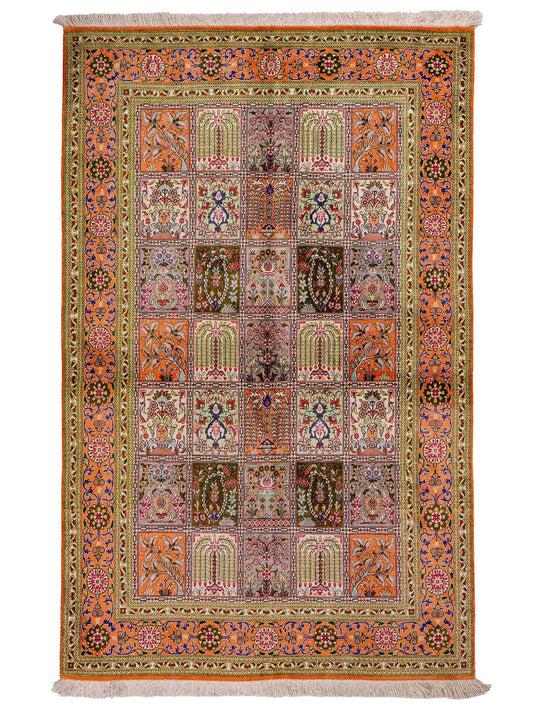 Sehr feiner, handgeknüpfter, persischer Ghom Seidenteppich von Khademi aus reiner Seide. Größe 157 x 100 cm. Farbe: Braun, grün. Verkauf durch JUPITER Intl.