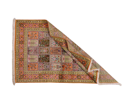 Sehr feiner, handgeknüpfter, persischer Ghom Seidenteppich von Khademi aus reiner Seide. Größe 157 x 100 cm. Farbe: Braun, grün. Verkauf durch JUPITER Intl.