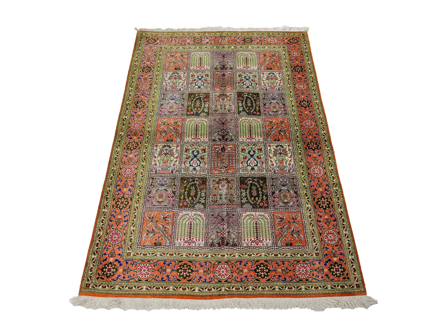 Sehr feiner, handgeknüpfter, persischer Ghom Seidenteppich von Khademi aus reiner Seide. Größe 157 x 100 cm. Farbe: Braun, grün. Verkauf durch JUPITER Intl.