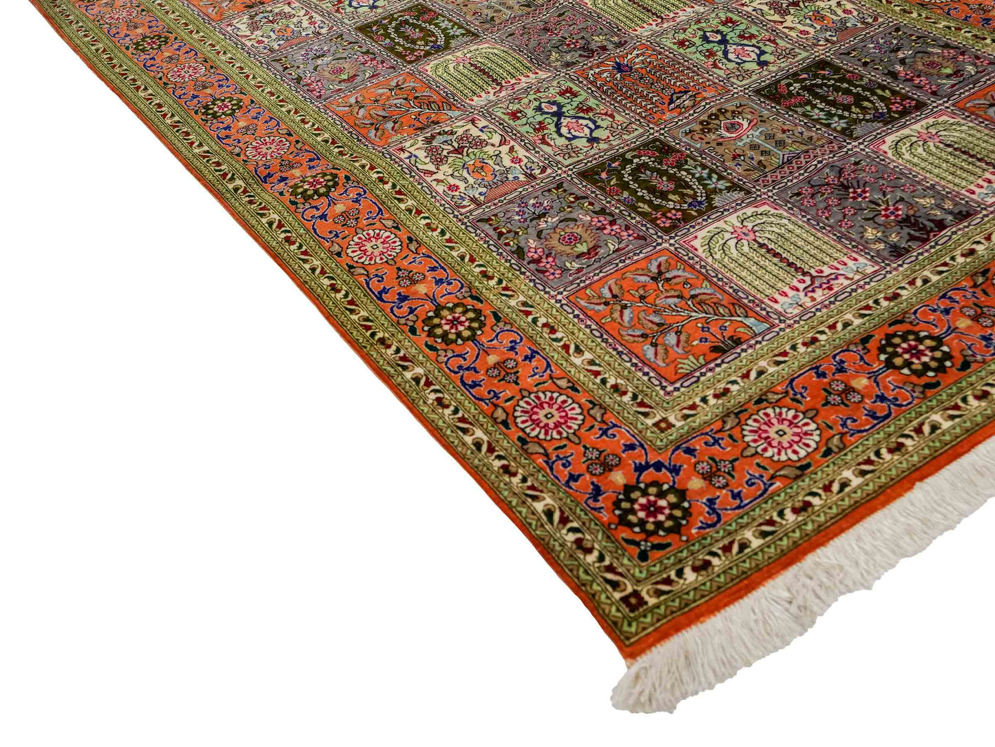 Sehr feiner, handgeknüpfter, persischer Ghom Seidenteppich von Khademi aus reiner Seide. Größe 157 x 100 cm. Farbe: Braun, grün. Verkauf durch JUPITER Intl.