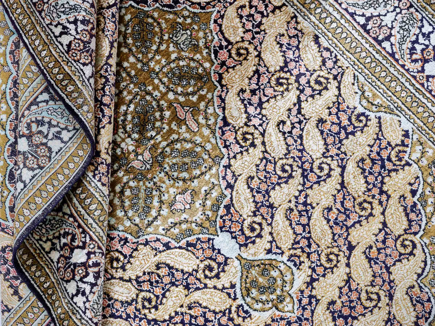 Sehr feiner, handgeknüpfter, persischer Ghom Perserteppich von Khademi aus reiner Seide. Größe 163 x 102 cm. Farbe: Gold, schwarz. Verkauf durch JUPITER Intl.