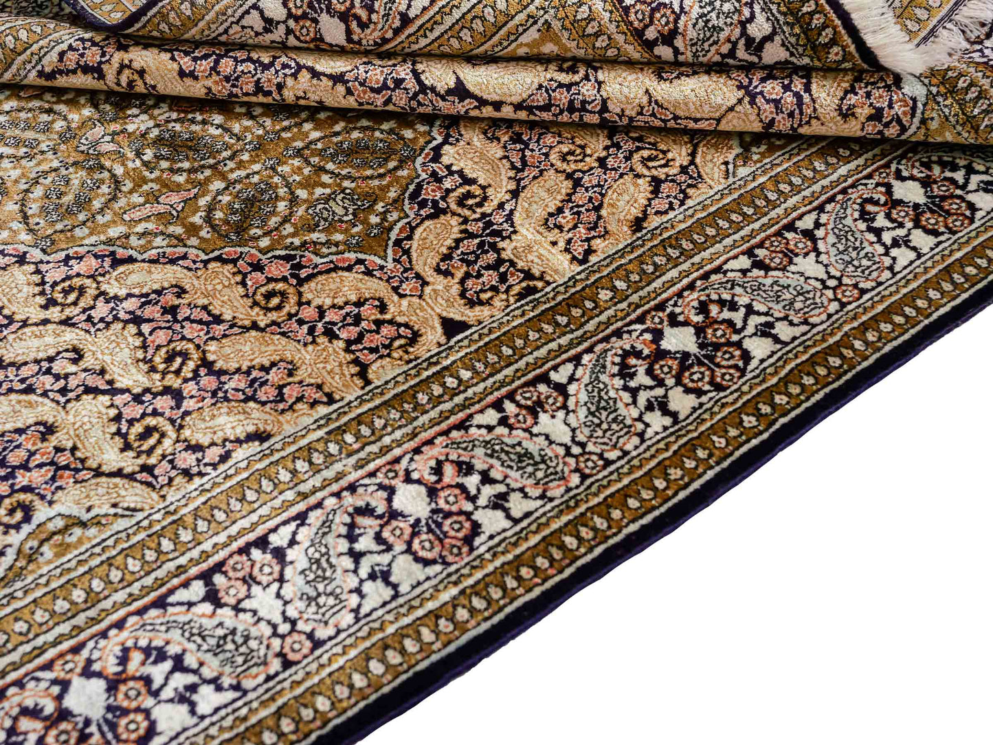 Sehr feiner, handgeknüpfter, persischer Ghom Perserteppich von Khademi aus reiner Seide. Größe 163 x 102 cm. Farbe: Gold, schwarz. Verkauf durch JUPITER Intl.