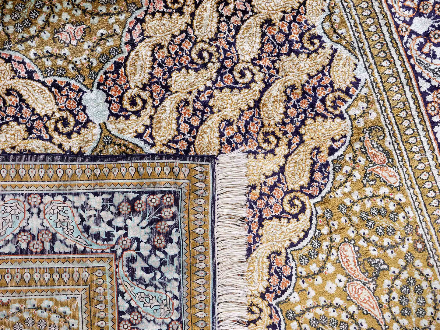 Sehr feiner, handgeknüpfter, persischer Ghom Perserteppich von Khademi aus reiner Seide. Größe 163 x 102 cm. Farbe: Gold, schwarz. Verkauf durch JUPITER Intl.