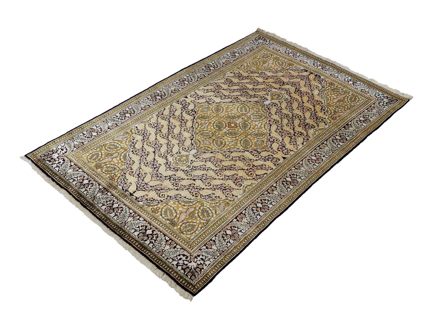 Sehr feiner, handgeknüpfter, persischer Ghom Perserteppich von Khademi aus reiner Seide. Größe 163 x 102 cm. Farbe: Gold, schwarz. Verkauf durch JUPITER Intl.