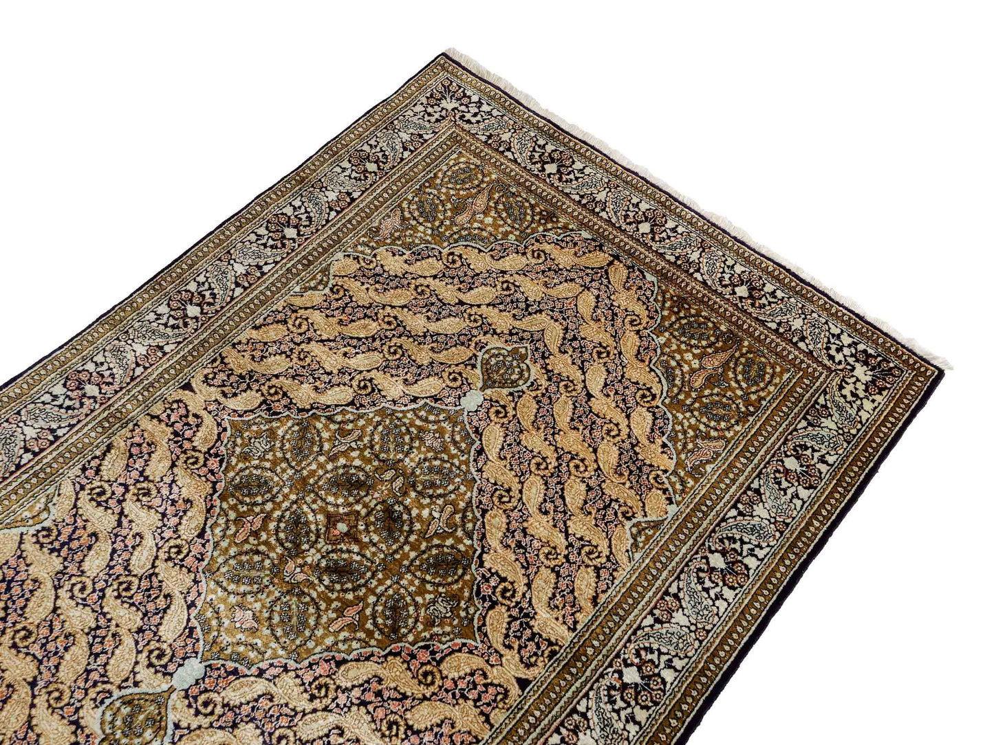 Sehr feiner, handgeknüpfter, persischer Ghom Perserteppich von Khademi aus reiner Seide. Größe 163 x 102 cm. Farbe: Gold, schwarz. Verkauf durch JUPITER Intl.