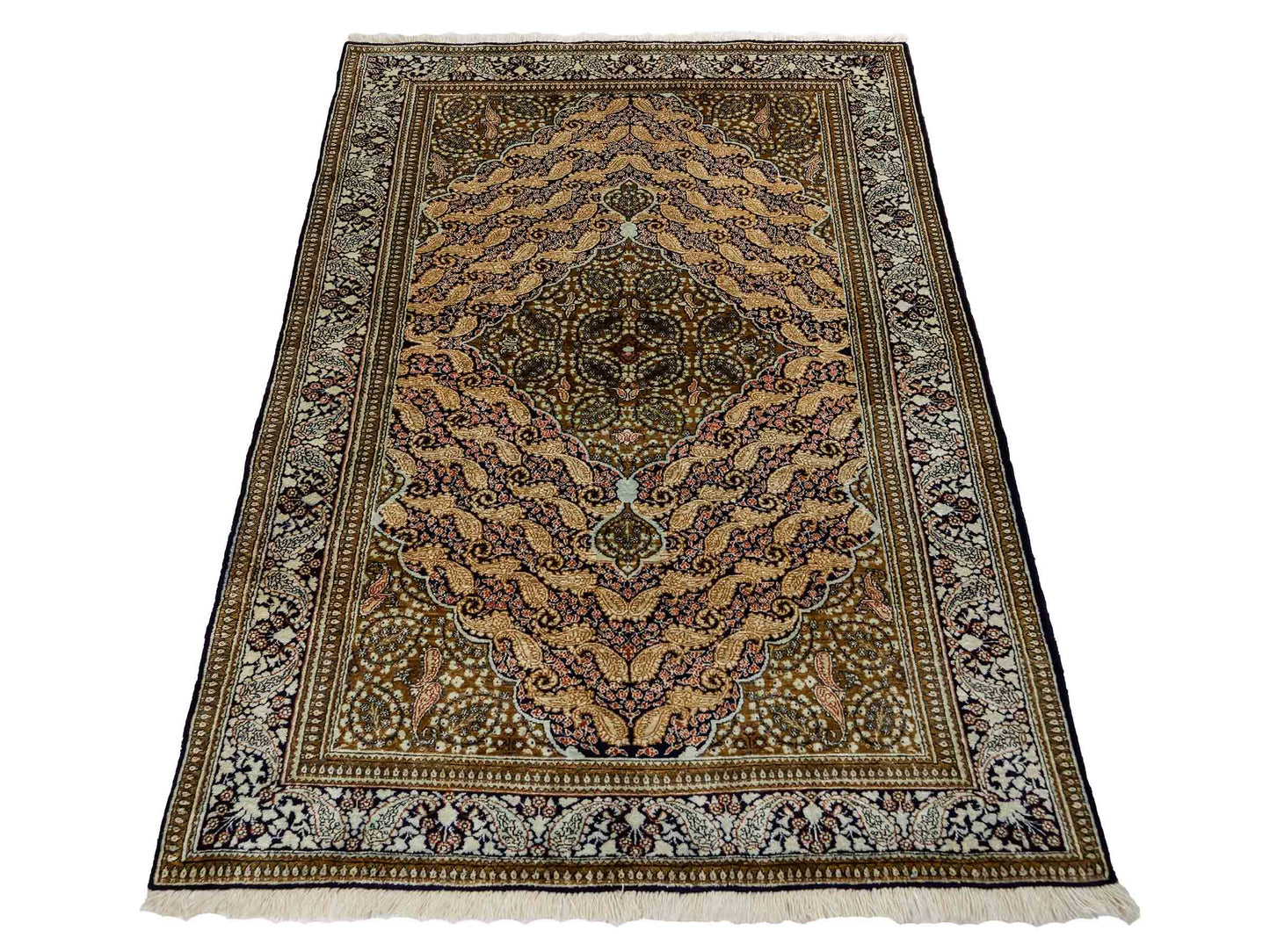 Sehr feiner, handgeknüpfter, persischer Ghom Perserteppich von Khademi aus reiner Seide. Größe 163 x 102 cm. Farbe: Gold, schwarz. Verkauf durch JUPITER Intl.
