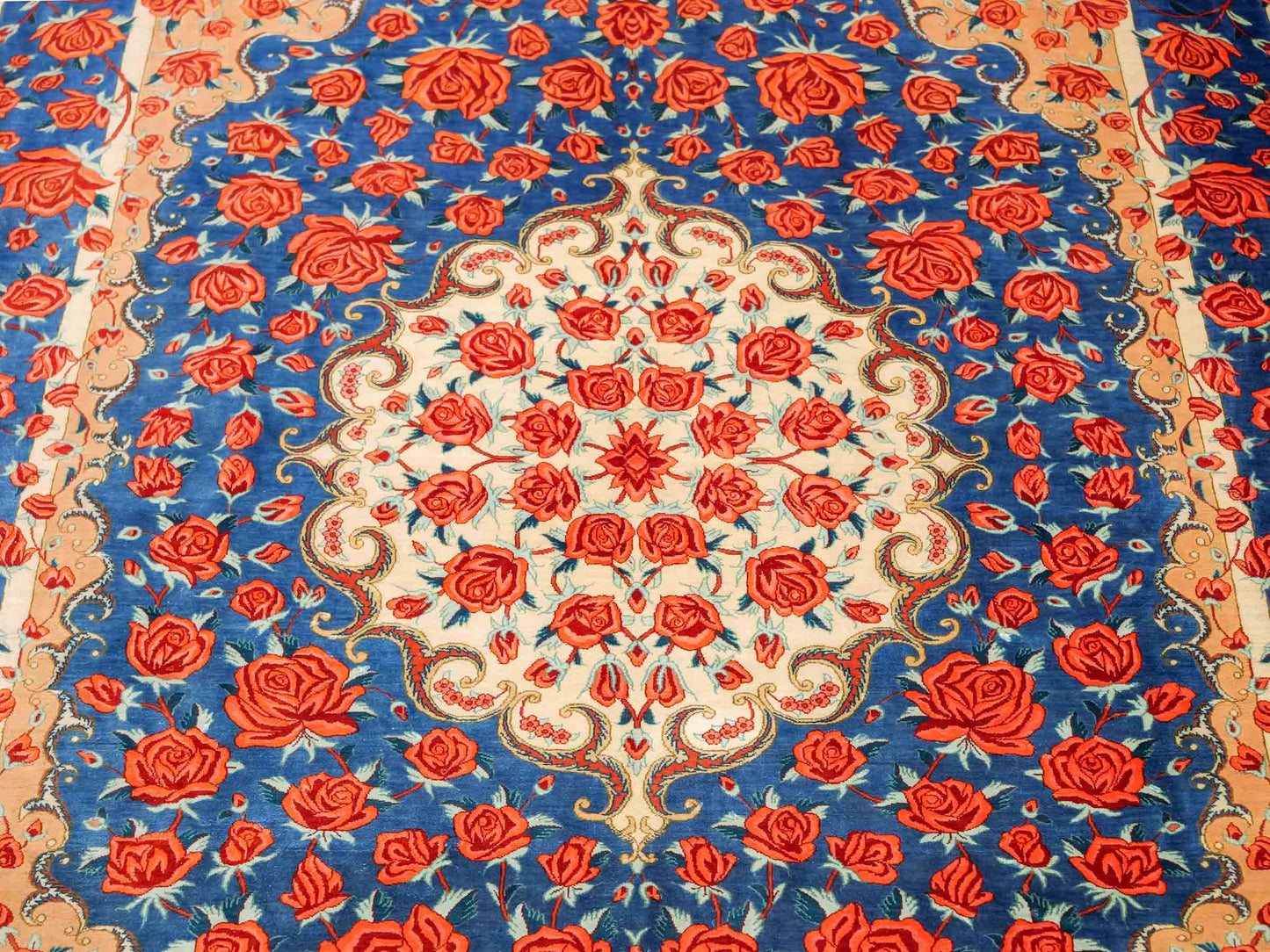 Sehr feiner, handgeknüpfter Khademi Ghom Seidenteppich, blau. 195x133 cm. Vertrieb durch Jupiter Intl.