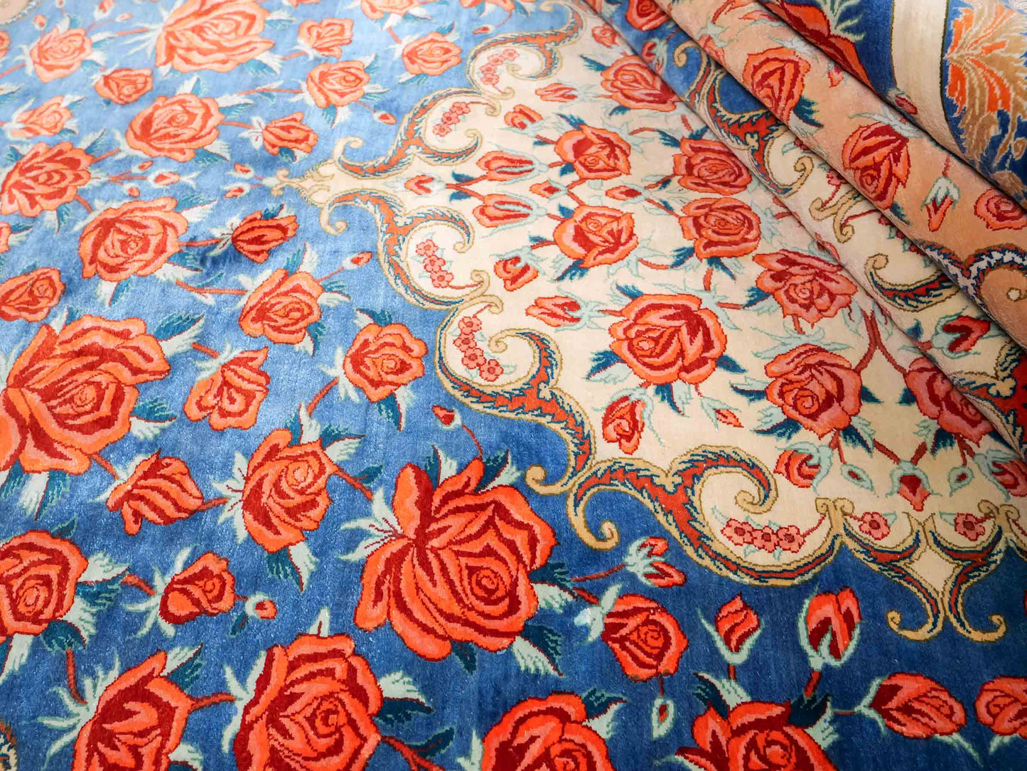 Sehr feiner, handgeknüpfter Khademi Ghom Seidenteppich, blau. 195x133 cm. Vertrieb durch Jupiter Intl.