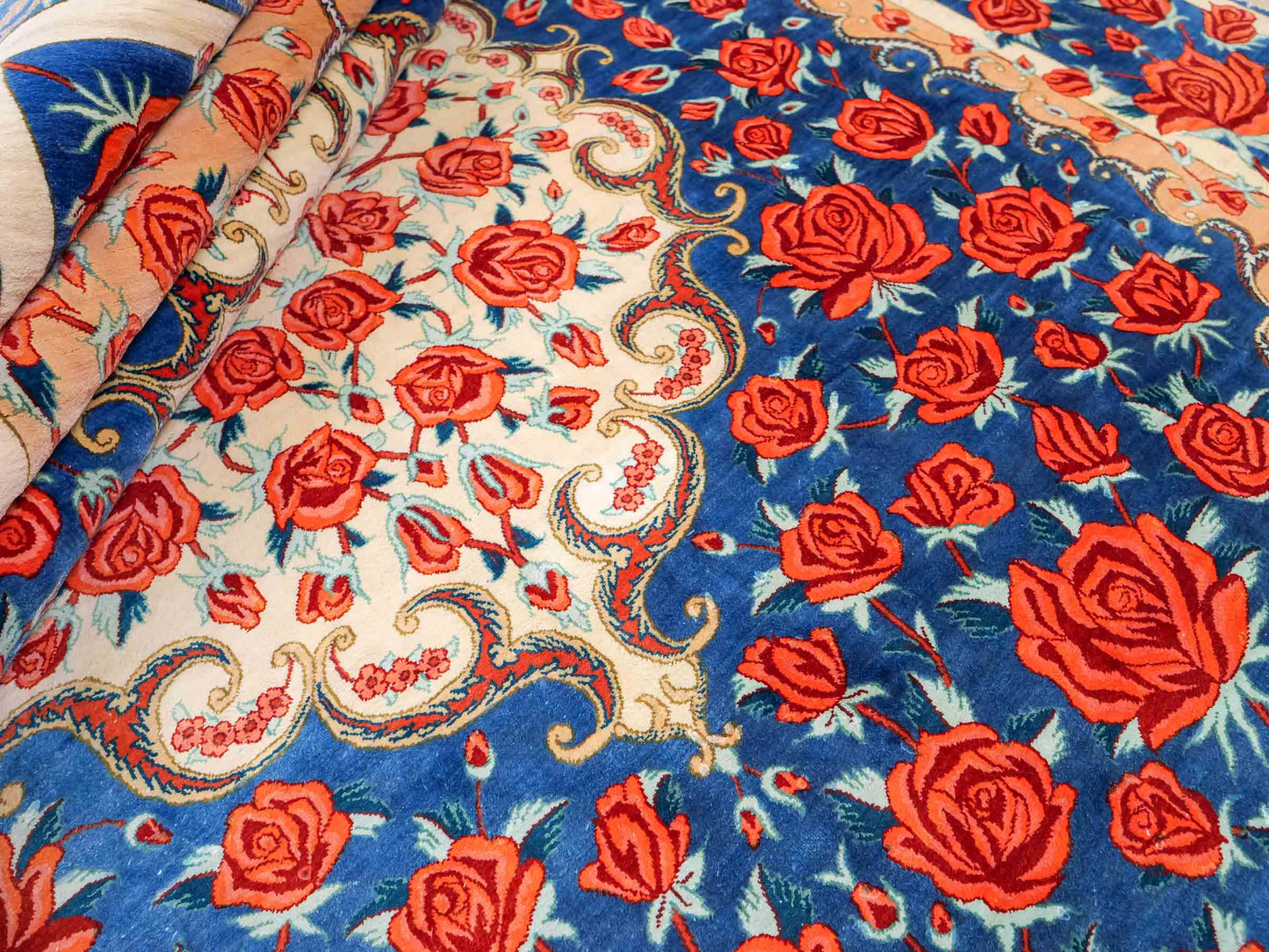 Sehr feiner, handgeknüpfter Khademi Ghom Seidenteppich, blau. 195x133 cm. Vertrieb durch Jupiter Intl.
