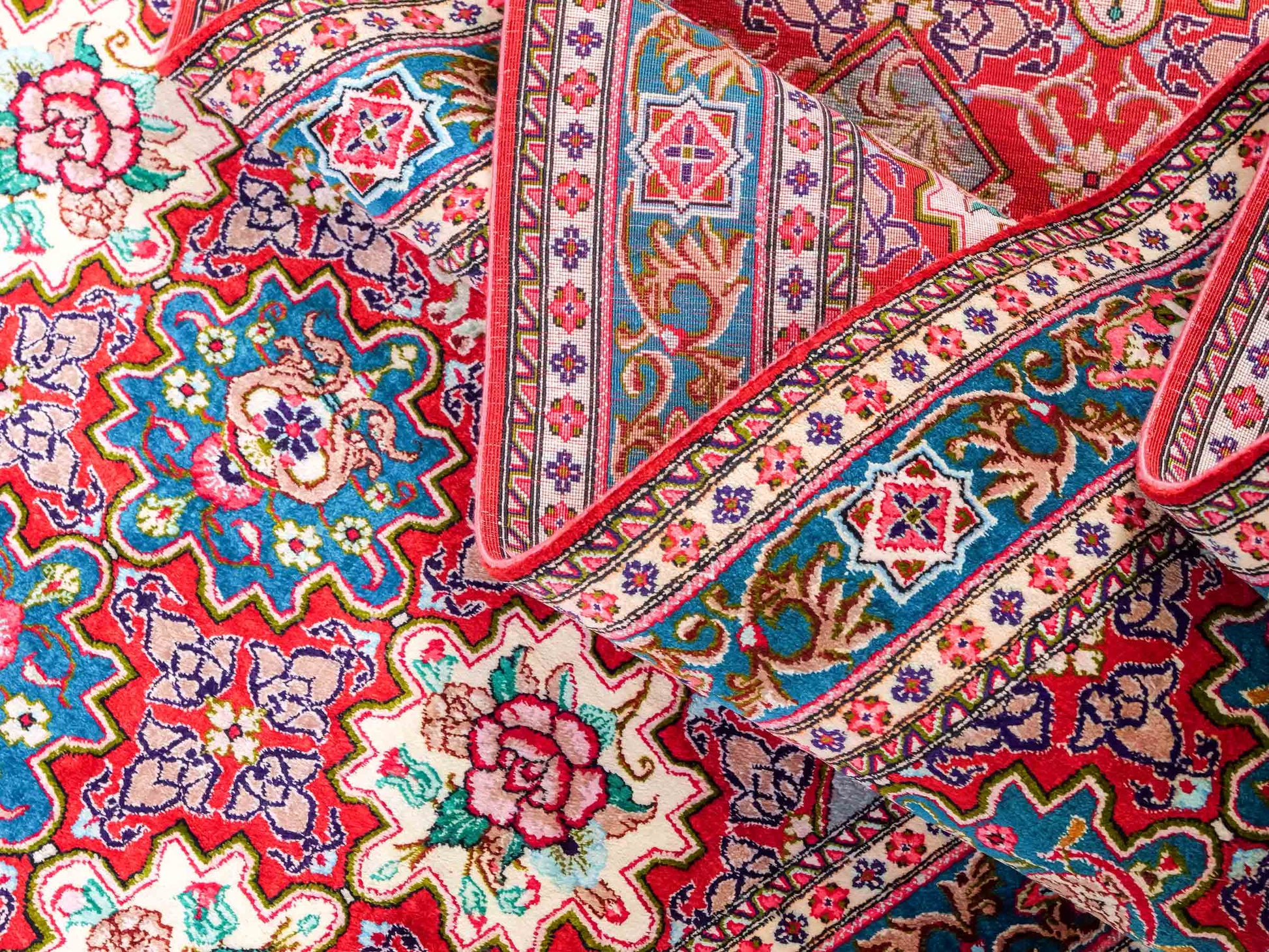 Sehr feiner, handgeknüpfter Ghom Perserteppich aus Seide von Khademi, rot. 297x77 cm. Verkauf durch Jupiter Intl.