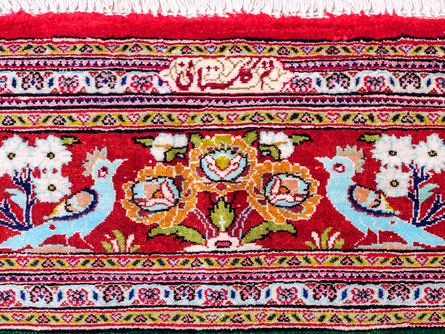 Sehr feiner, handgeknüpfter Khademi Ghom Perserteppich aus Seide, grün, rot. 145x100 cm. Vertrieb durch Jupiter Intl.