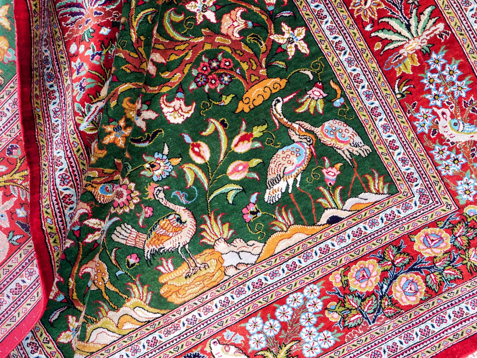 Sehr feiner, handgeknüpfter Khademi Ghom Perserteppich aus Seide, grün, rot. 145x100 cm. Vertrieb durch Jupiter Intl.