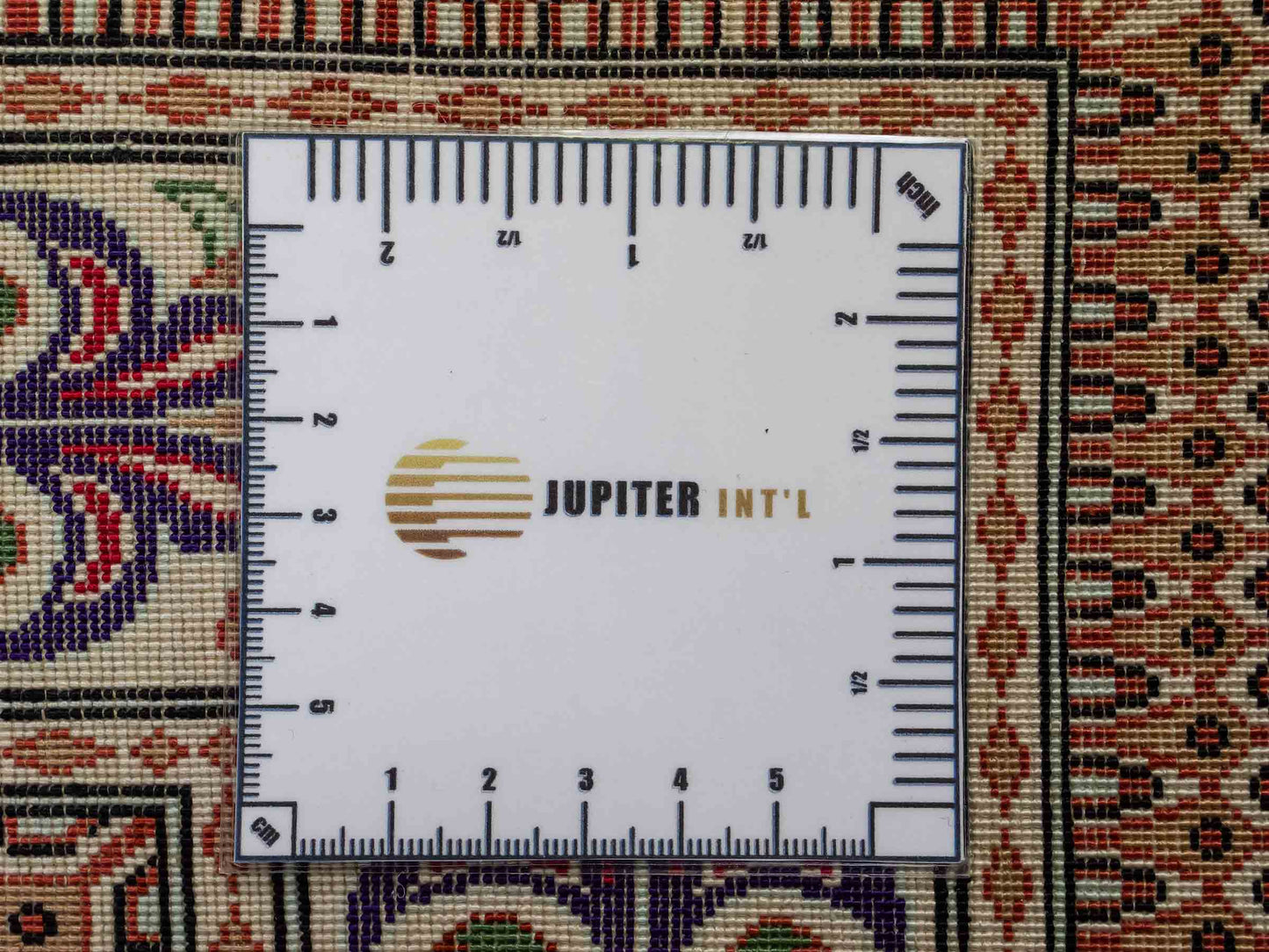Sehr feiner, handgeknüpfter Khademi Ghom Perserteppich aus Seide, creme. 152x101 cm. Verkauf durch Jupiter Intl.