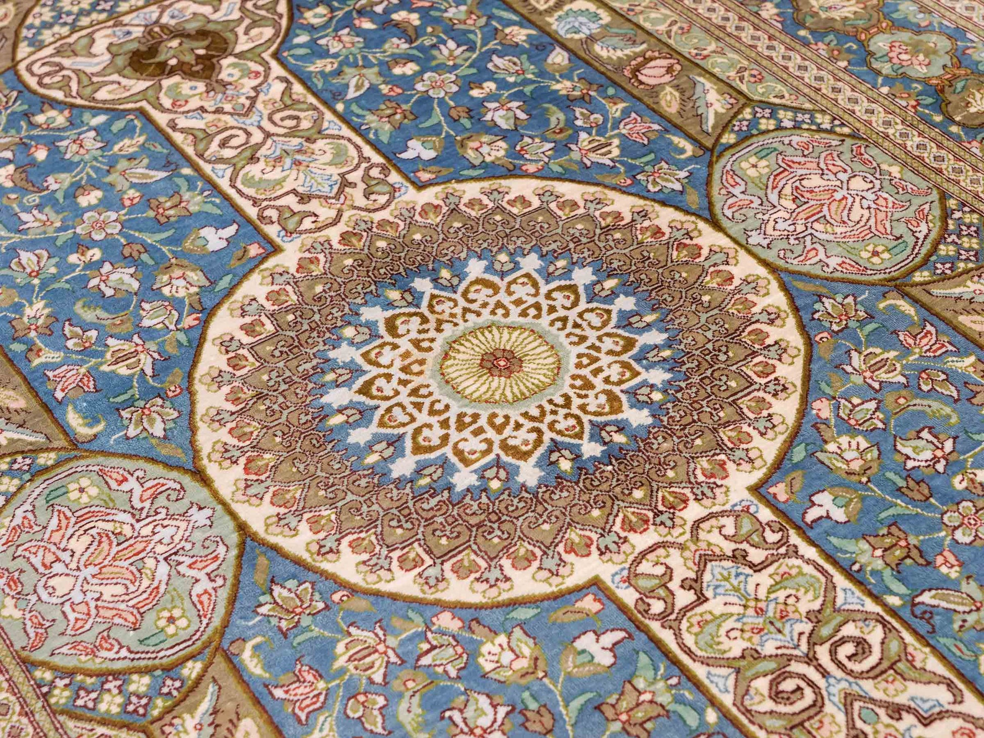 Sehr feiner, handgeknüpfter Khademi Ghom Perserteppich aus Seide, braun, blau. 148x98 cm. Vertrieb durch Jupiter Intl.