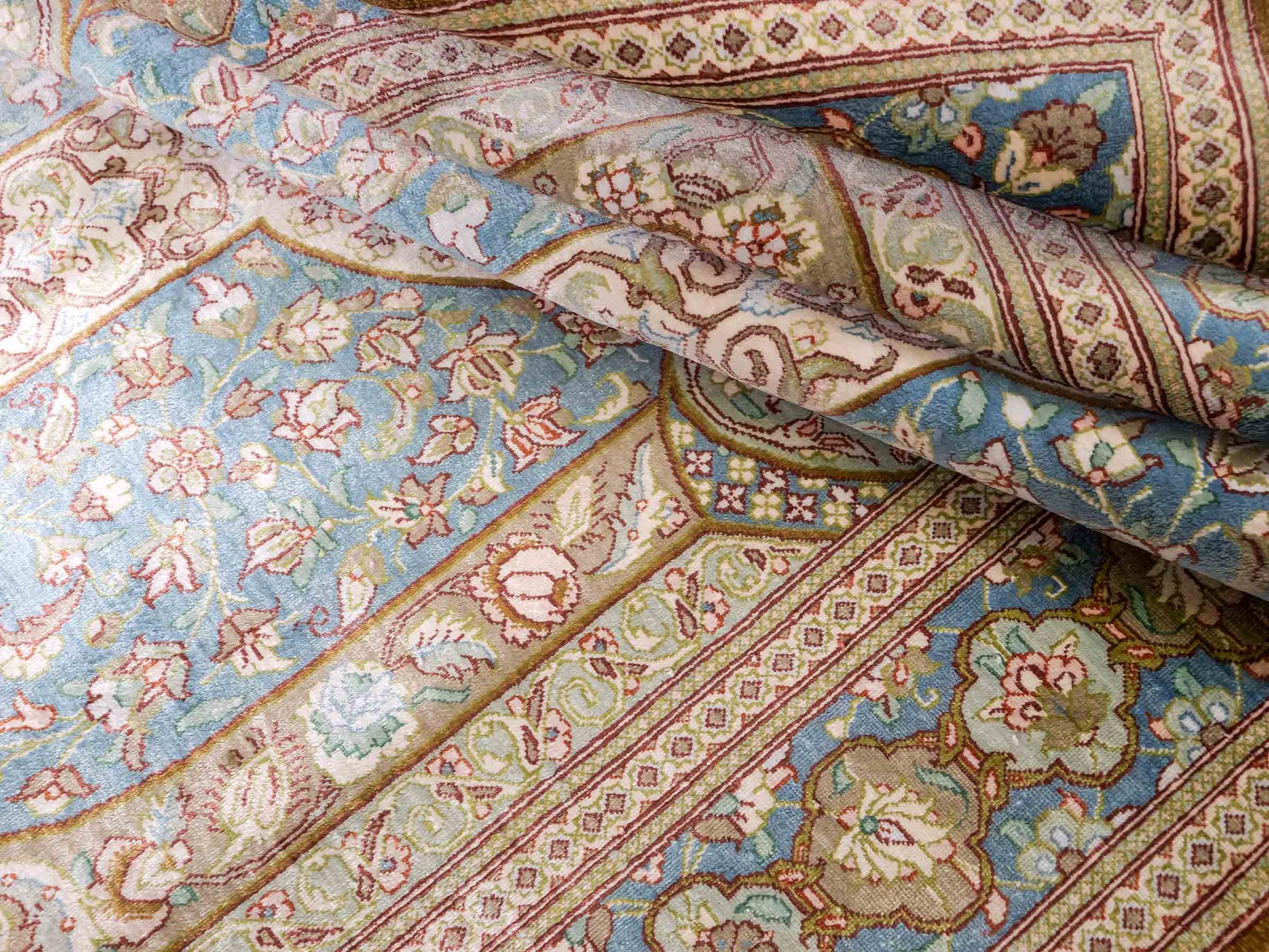 Sehr feiner, handgeknüpfter Khademi Ghom Perserteppich aus Seide, braun, blau. 148x98 cm. Vertrieb durch Jupiter Intl.