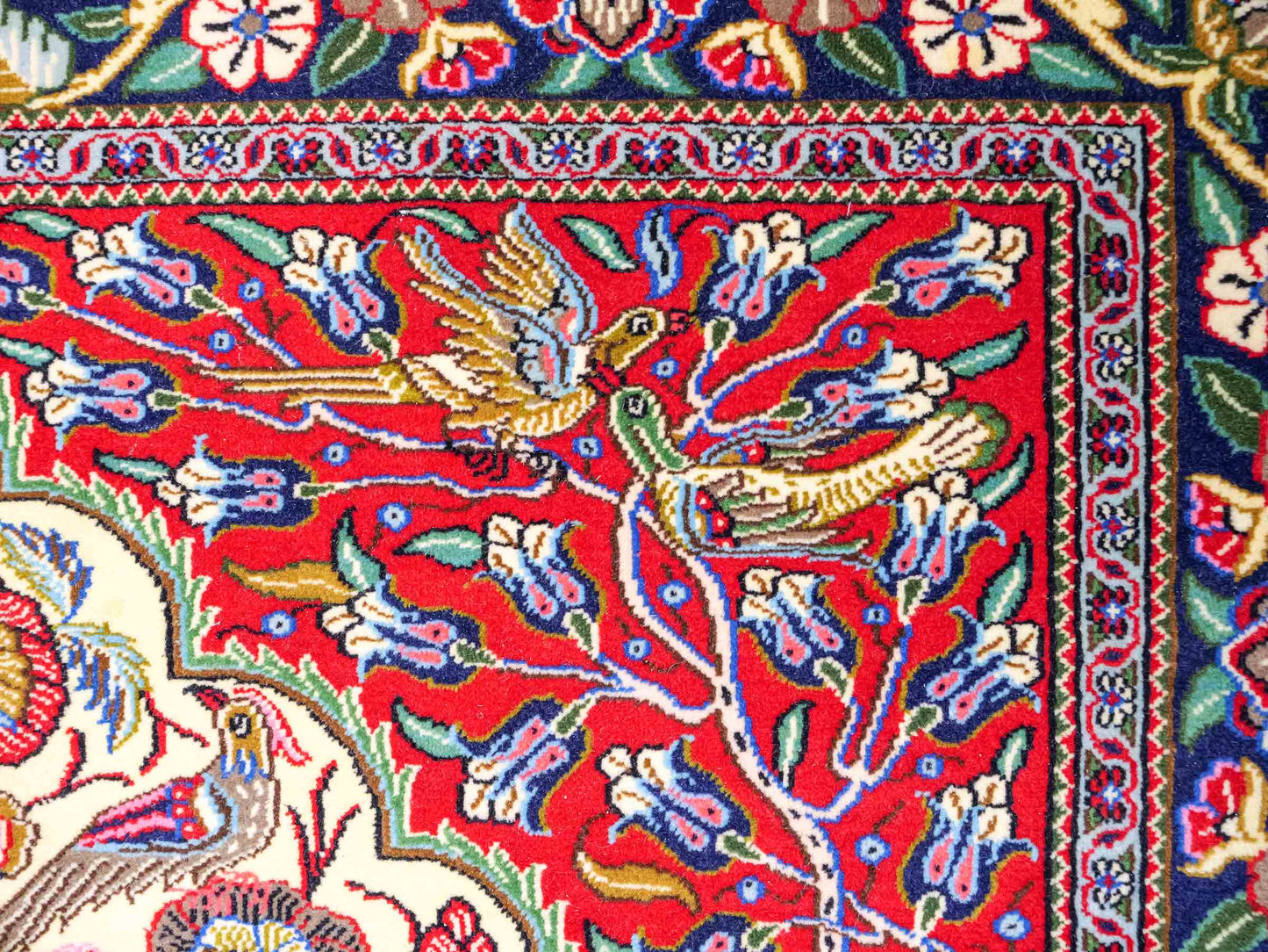 Feiner, handgeknüpfter Ghom Perserteppich aus Wolle von Khademi, creme, blau. 205x139 cm. Verkauf durch Jupiter Intl.