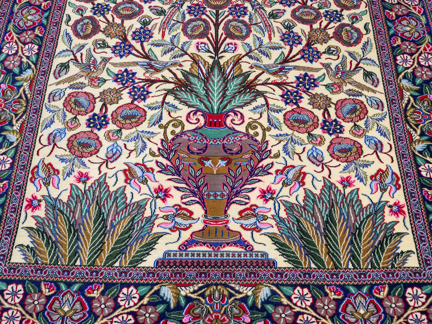 Feiner, handgeknüpfter Ghom Perserteppich aus Wolle von Khademi, creme, blau. 205x139 cm. Verkauf durch Jupiter Intl.