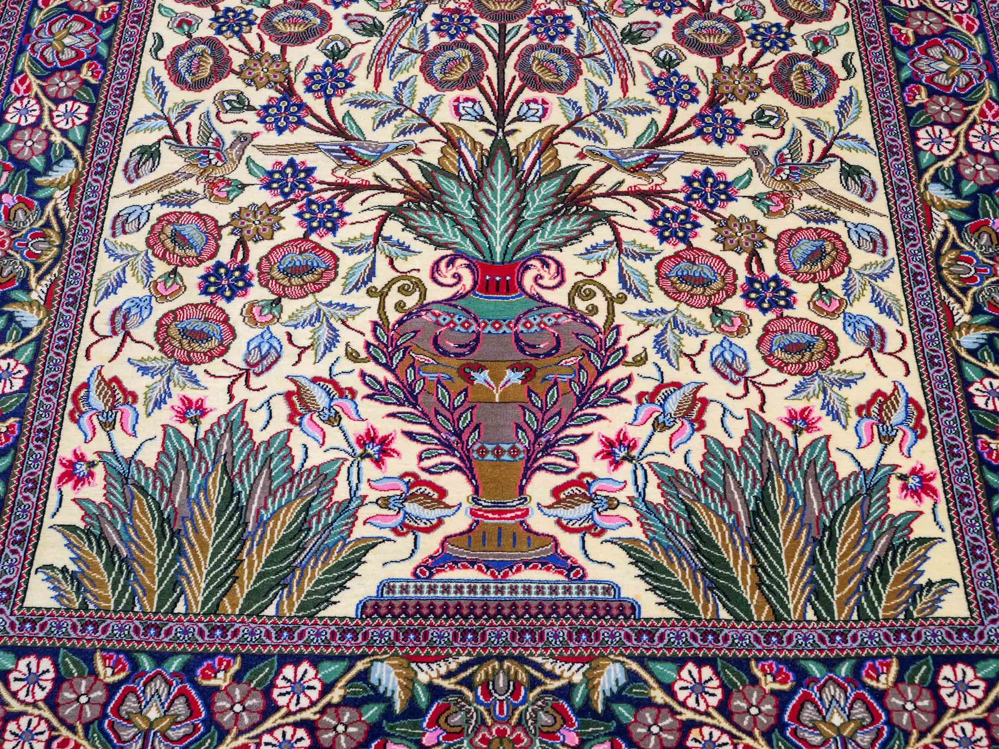 Feiner, handgeknüpfter Ghom Perserteppich aus Wolle von Khademi, creme, blau. 205x139 cm. Verkauf durch Jupiter Intl.