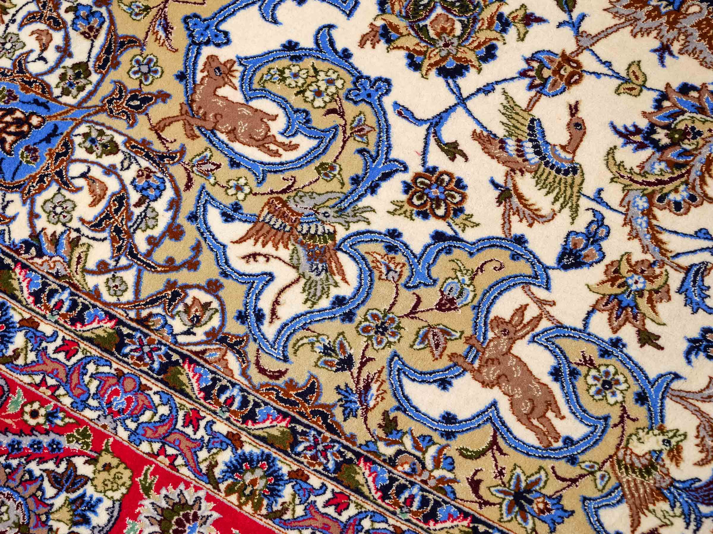 Sehr feiner, handgeknüpfter Isfahan Perserteppich aus Wolle und Seide mit Seidenkette von Khademi. Größe: 365 x 258 cm. Farbe: Weiß, creme, rot, blau. Verkauf durch JUPITER Intl.