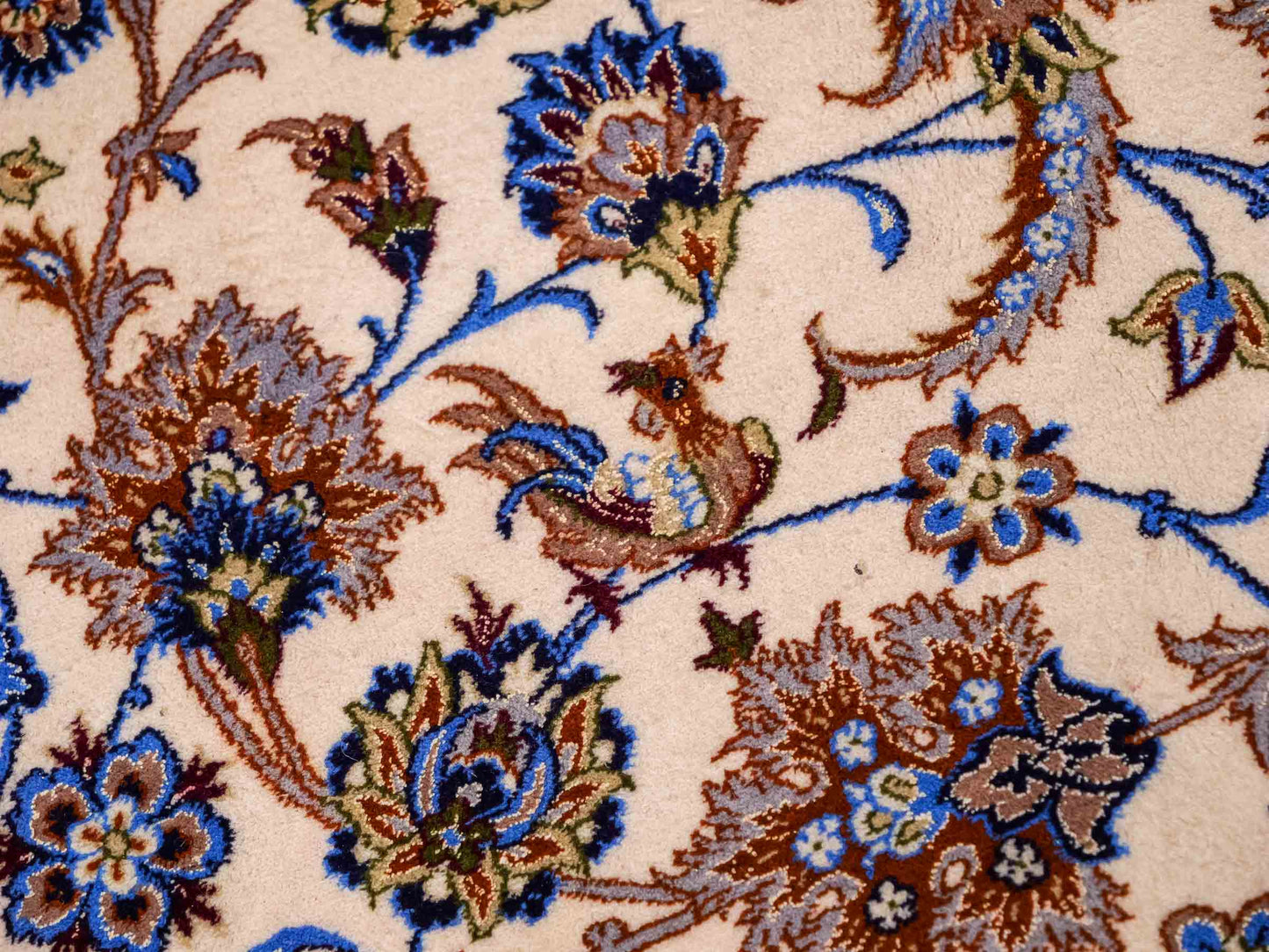 Sehr feiner, handgeknüpfter Isfahan Perserteppich aus Wolle und Seide mit Seidenkette von Khademi. Größe: 365 x 258 cm. Farbe: Weiß, creme, rot, blau. Verkauf durch JUPITER Intl.
