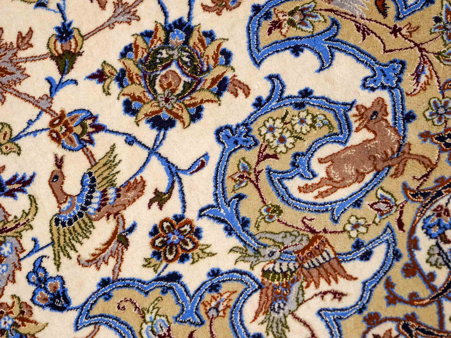 Sehr feiner, handgeknüpfter Isfahan Perserteppich aus Wolle und Seide mit Seidenkette von Khademi. Größe: 365 x 258 cm. Farbe: Weiß, creme, rot, blau. Verkauf durch JUPITER Intl.