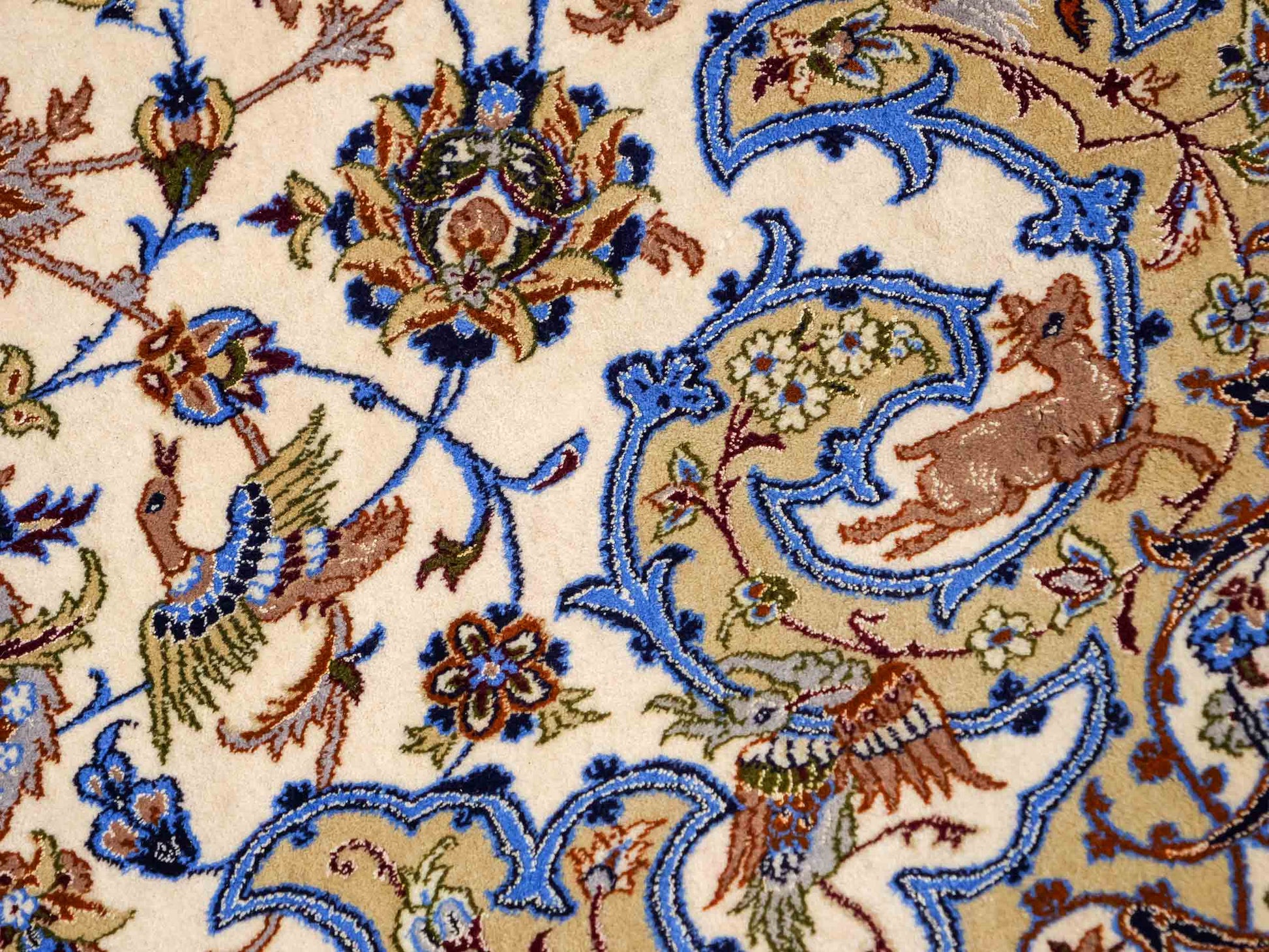 Sehr feiner, handgeknüpfter Isfahan Perserteppich aus Wolle und Seide mit Seidenkette von Khademi. Größe: 365 x 258 cm. Farbe: Weiß, creme, rot, blau. Verkauf durch JUPITER Intl.