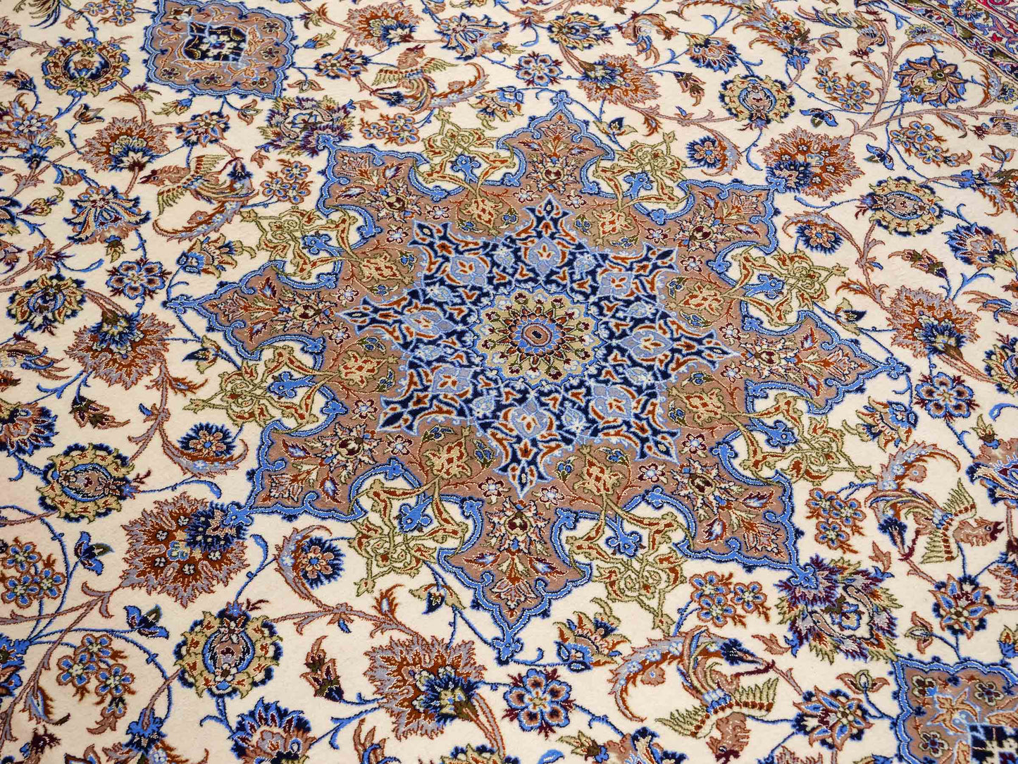 Sehr feiner, handgeknüpfter Isfahan Perserteppich aus Wolle und Seide mit Seidenkette von Khademi. Größe: 365 x 258 cm. Farbe: Weiß, creme, rot, blau. Verkauf durch JUPITER Intl.