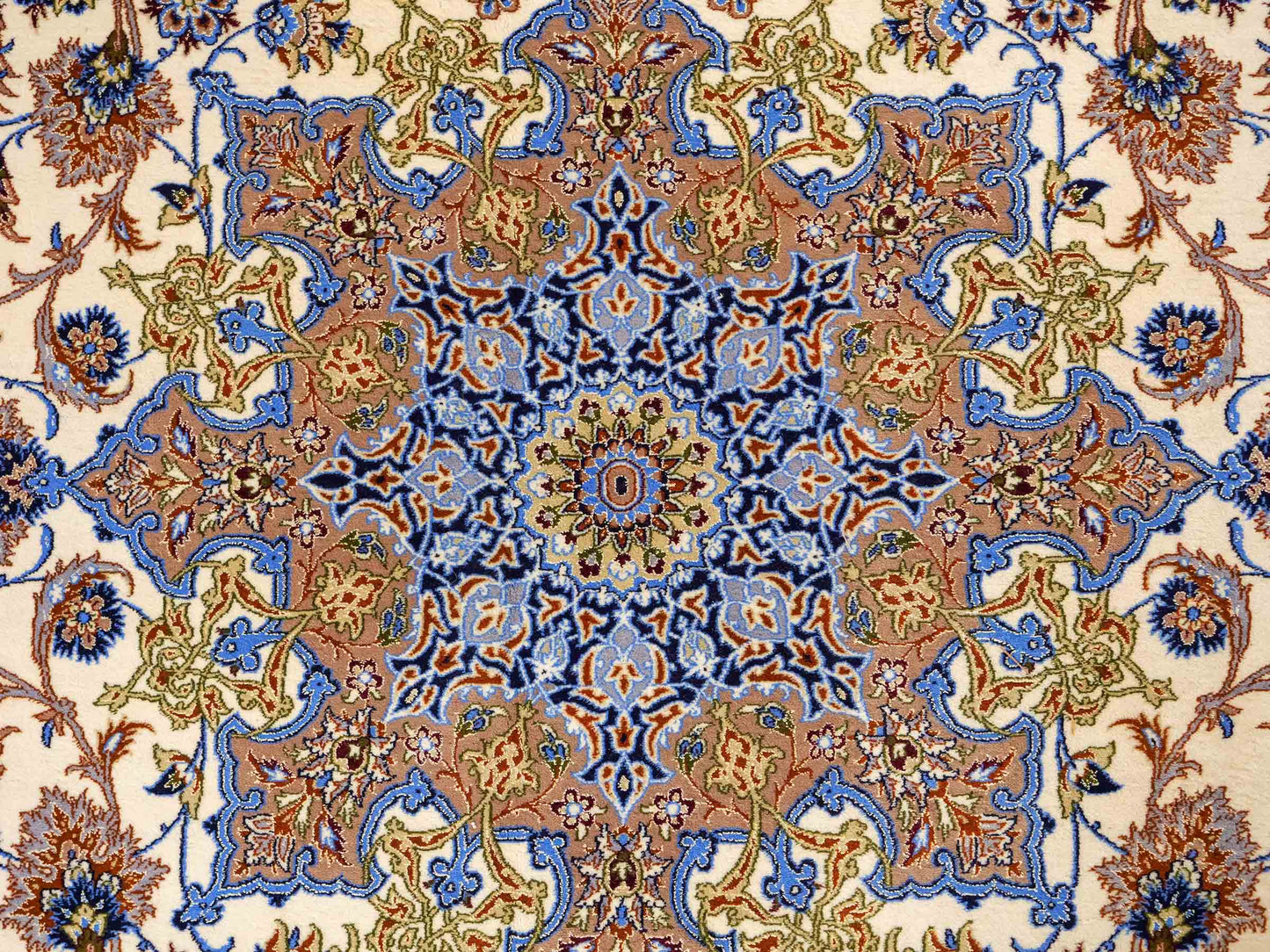 Sehr feiner, handgeknüpfter Isfahan Perserteppich aus Wolle und Seide mit Seidenkette von Khademi. Größe: 365 x 258 cm. Farbe: Weiß, creme, rot, blau. Verkauf durch JUPITER Intl.