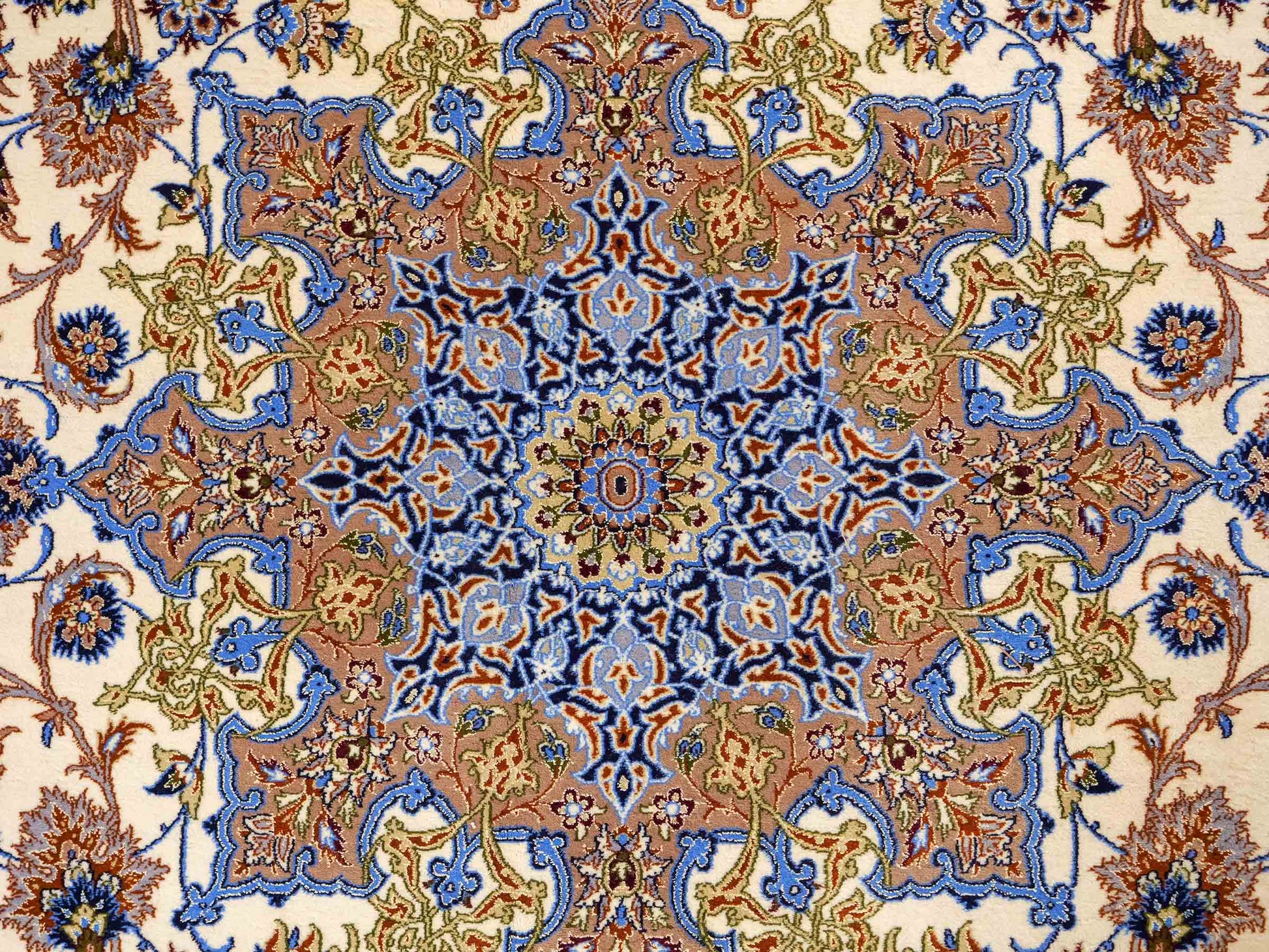 Sehr feiner, handgeknüpfter Isfahan Perserteppich aus Wolle und Seide mit Seidenkette von Khademi. Größe: 365 x 258 cm. Farbe: Weiß, creme, rot, blau. Verkauf durch JUPITER Intl.