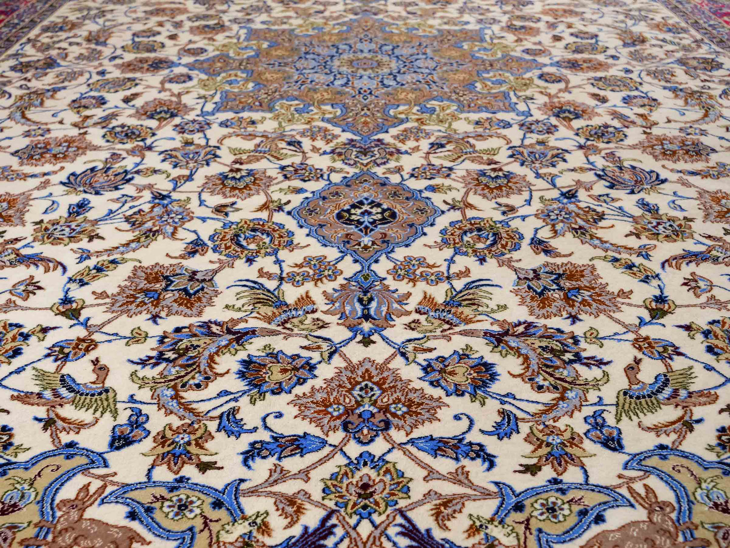 Sehr feiner, handgeknüpfter Isfahan Perserteppich aus Wolle und Seide mit Seidenkette von Khademi. Größe: 365 x 258 cm. Farbe: Weiß, creme, rot, blau. Verkauf durch JUPITER Intl.