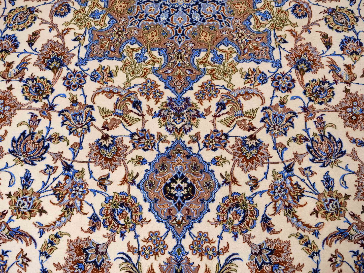 Sehr feiner, handgeknüpfter Isfahan Perserteppich aus Wolle und Seide mit Seidenkette von Khademi. Größe: 365 x 258 cm. Farbe: Weiß, creme, rot, blau. Verkauf durch JUPITER Intl.
