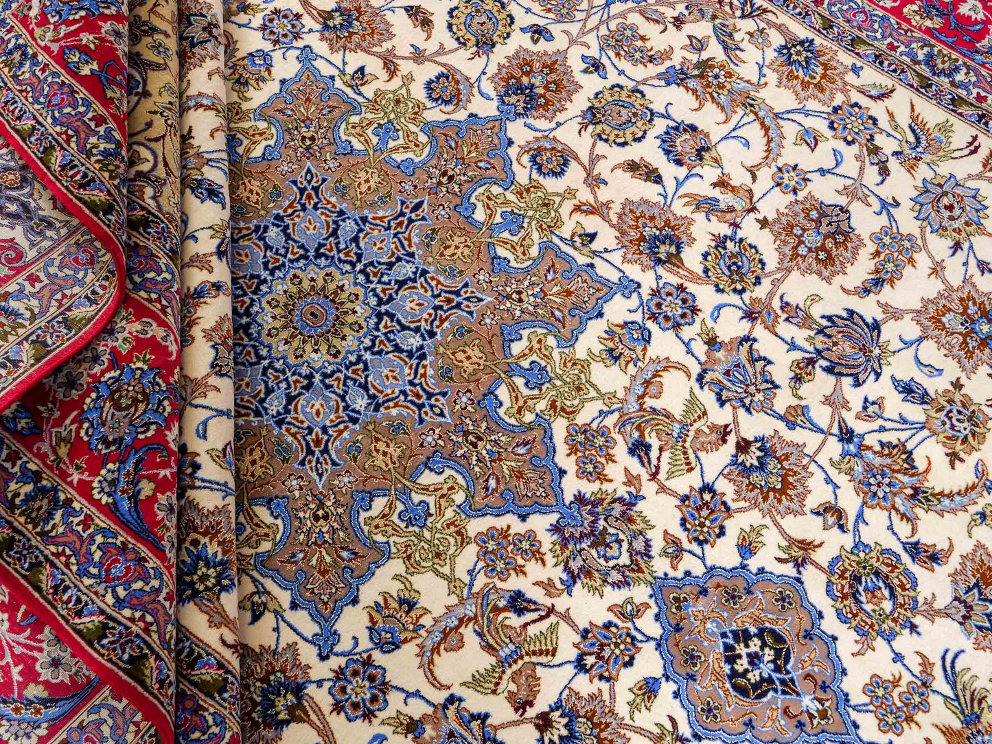 Sehr feiner, handgeknüpfter Isfahan Perserteppich aus Wolle und Seide mit Seidenkette von Khademi. Größe: 365 x 258 cm. Farbe: Weiß, creme, rot, blau. Verkauf durch JUPITER Intl.