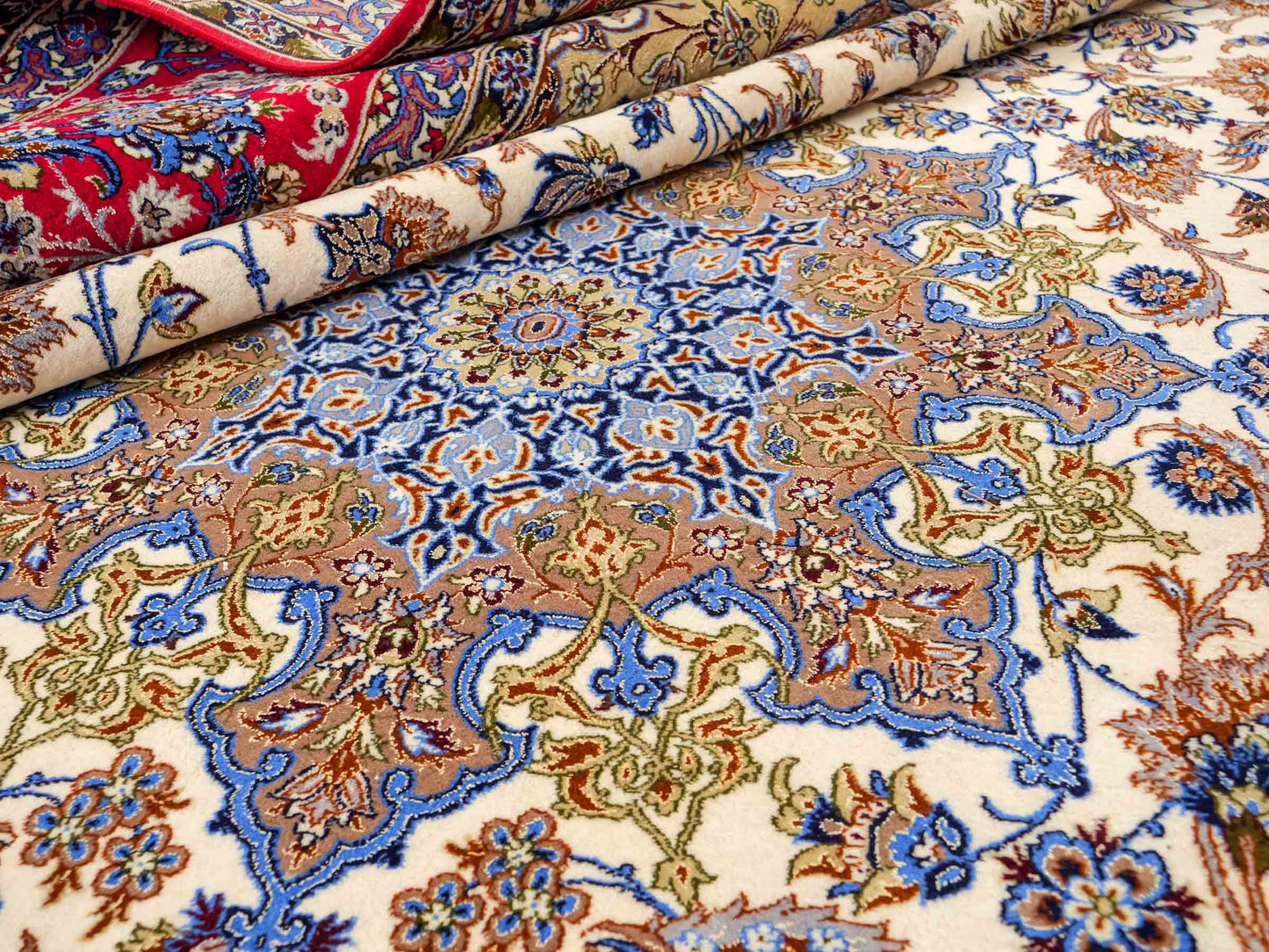 Sehr feiner, handgeknüpfter Isfahan Perserteppich aus Wolle und Seide mit Seidenkette von Khademi. Größe: 365 x 258 cm. Farbe: Weiß, creme, rot, blau. Verkauf durch JUPITER Intl.