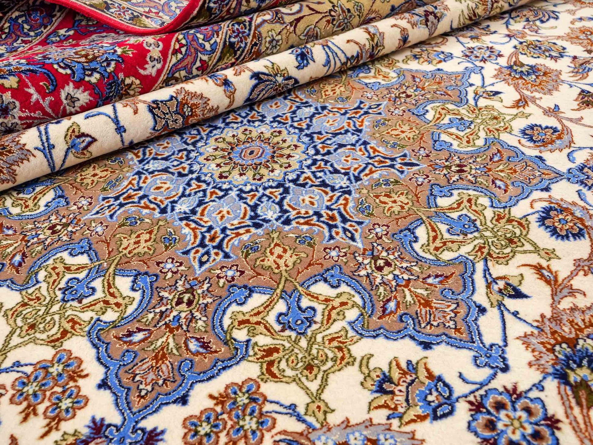 Sehr feiner, handgeknüpfter Isfahan Perserteppich aus Wolle und Seide mit Seidenkette von Khademi. Größe: 365 x 258 cm. Farbe: Weiß, creme, rot, blau. Verkauf durch JUPITER Intl.