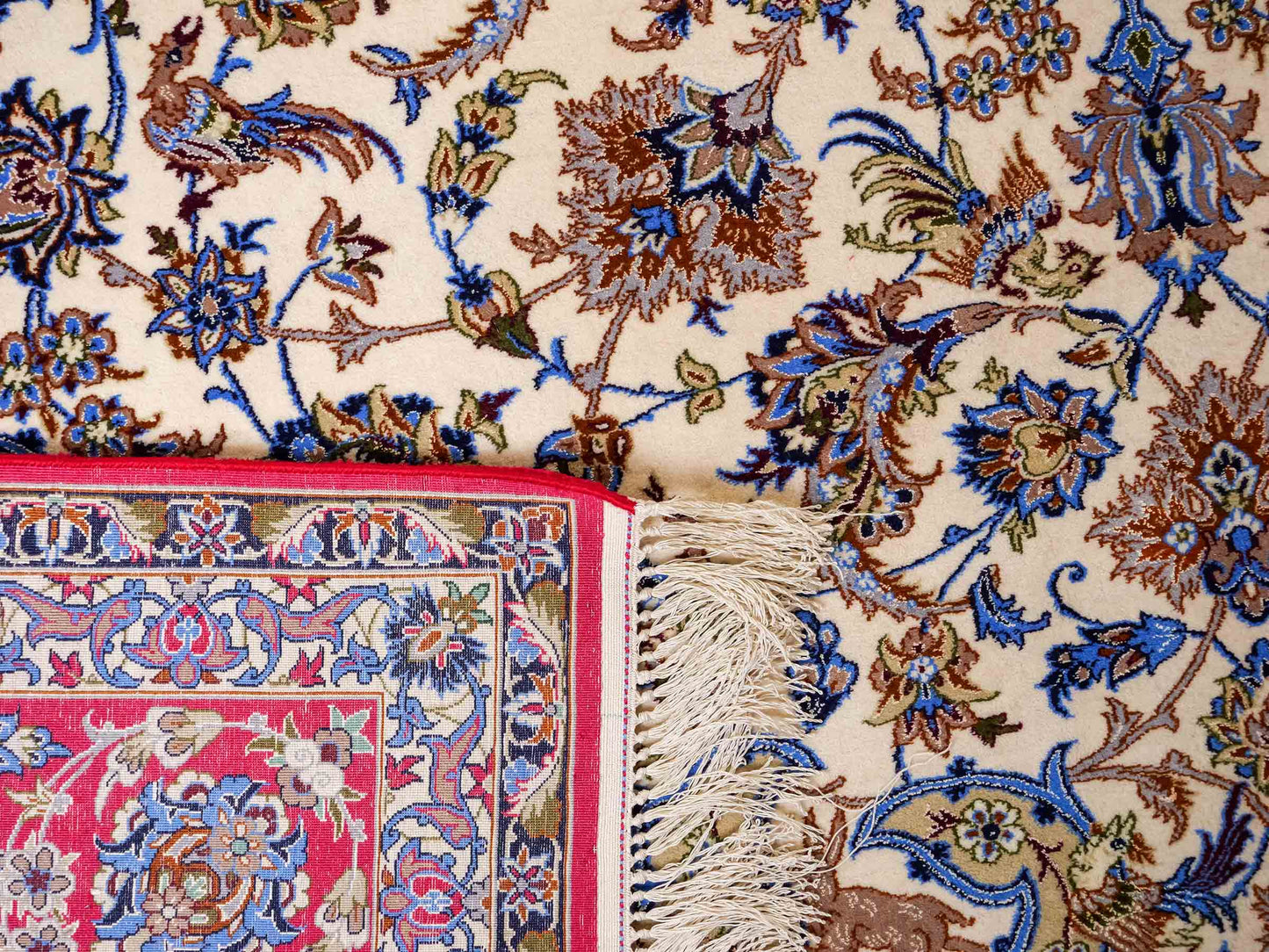 Sehr feiner, handgeknüpfter Isfahan Perserteppich aus Wolle und Seide mit Seidenkette von Khademi. Größe: 365 x 258 cm. Farbe: Weiß, creme, rot, blau. Verkauf durch JUPITER Intl.