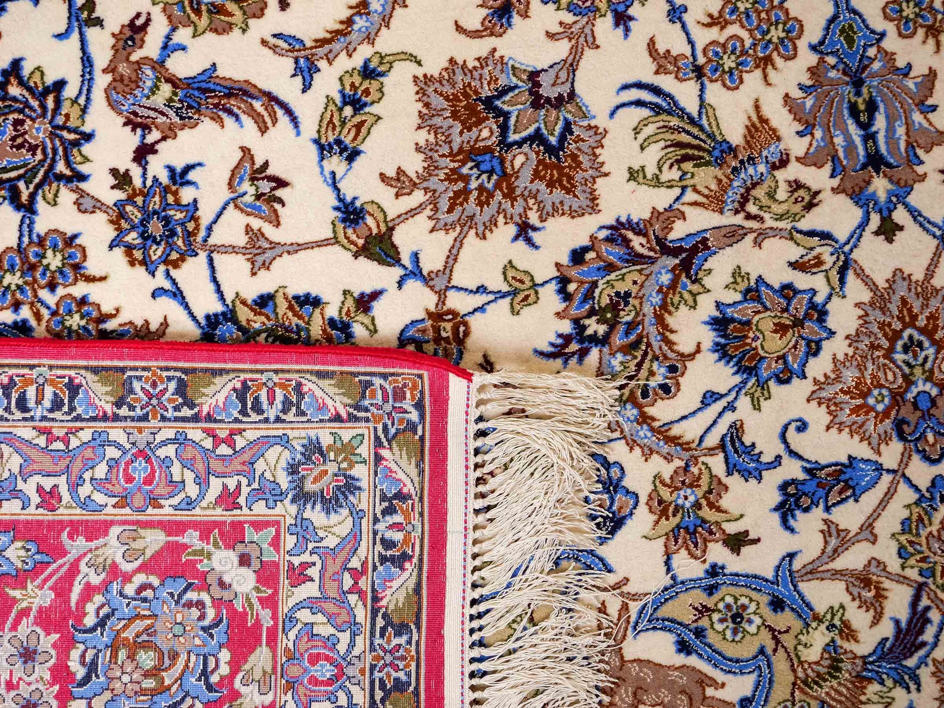 Sehr feiner, handgeknüpfter Isfahan Perserteppich aus Wolle und Seide mit Seidenkette von Khademi. Größe: 365 x 258 cm. Farbe: Weiß, creme, rot, blau. Verkauf durch JUPITER Intl.