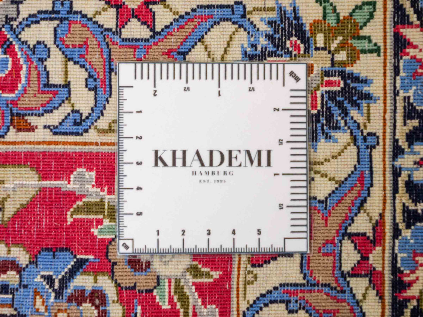 Sehr feiner, handgeknüpfter Isfahan Perserteppich aus Wolle und Seide mit Seidenkette von Khademi. Größe: 365 x 258 cm. Farbe: Weiß, creme, rot, blau. Verkauf durch JUPITER Intl.