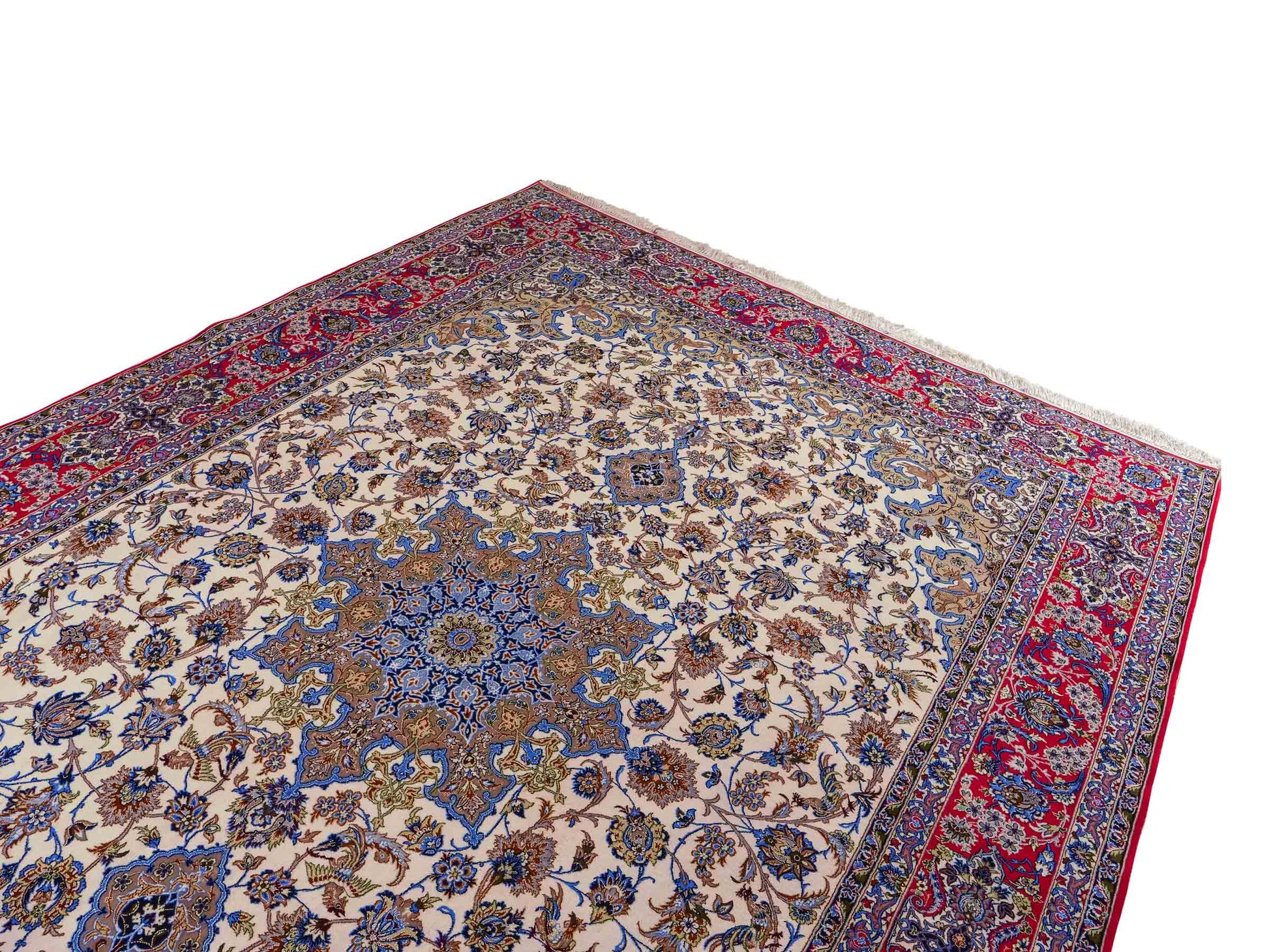 Sehr feiner, handgeknüpfter Isfahan Perserteppich aus Wolle und Seide mit Seidenkette von Khademi. Größe: 365 x 258 cm. Farbe: Weiß, creme, rot, blau. Verkauf durch JUPITER Intl.