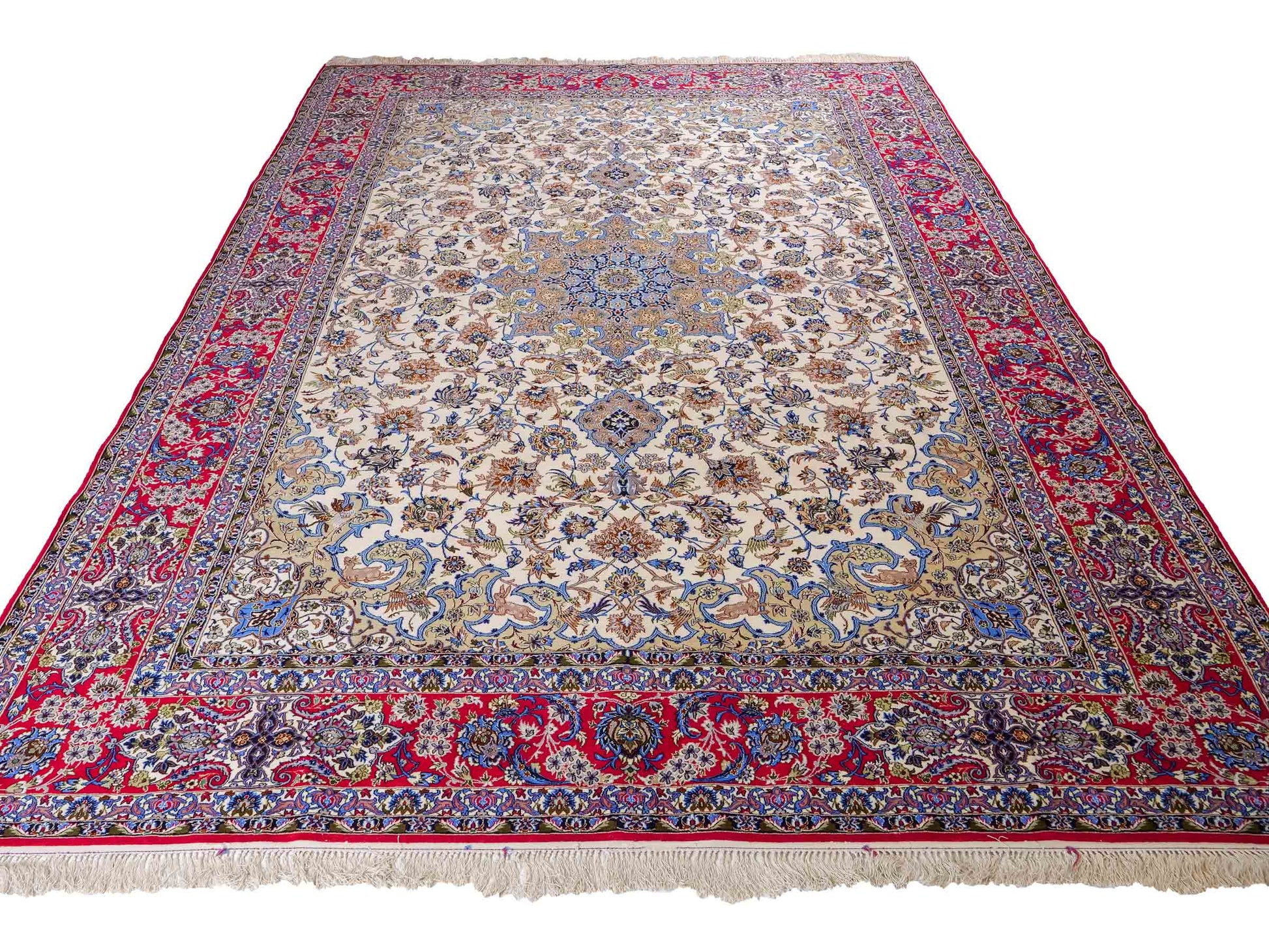 Sehr feiner, handgeknüpfter Isfahan Perserteppich aus Wolle und Seide mit Seidenkette von Khademi. Größe: 365 x 258 cm. Farbe: Weiß, creme, rot, blau. Verkauf durch JUPITER Intl.