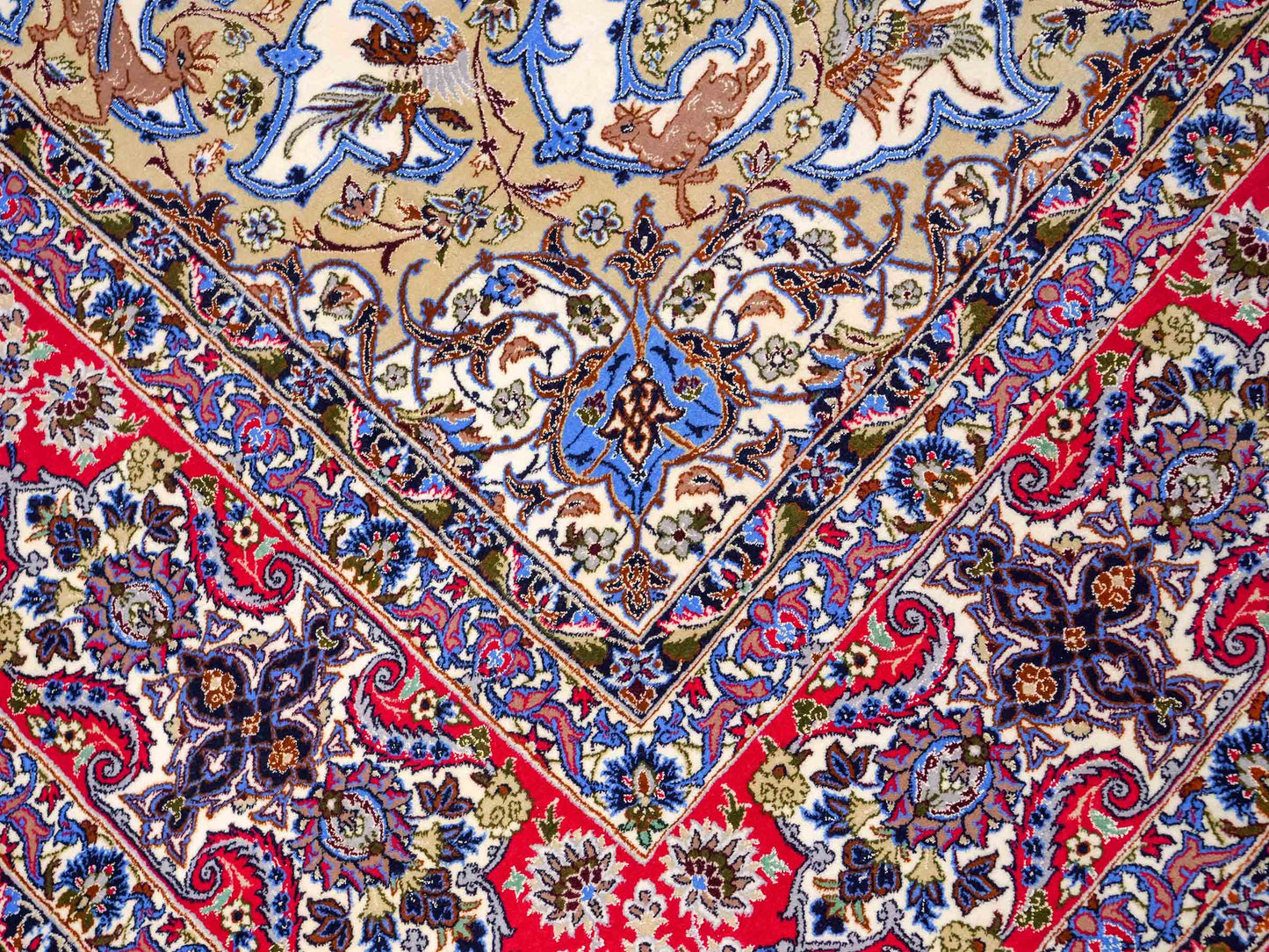Sehr feiner, handgeknüpfter Isfahan Perserteppich aus Wolle und Seide mit Seidenkette von Khademi. Größe: 365 x 258 cm. Farbe: Weiß, creme, rot, blau. Verkauf durch JUPITER Intl.