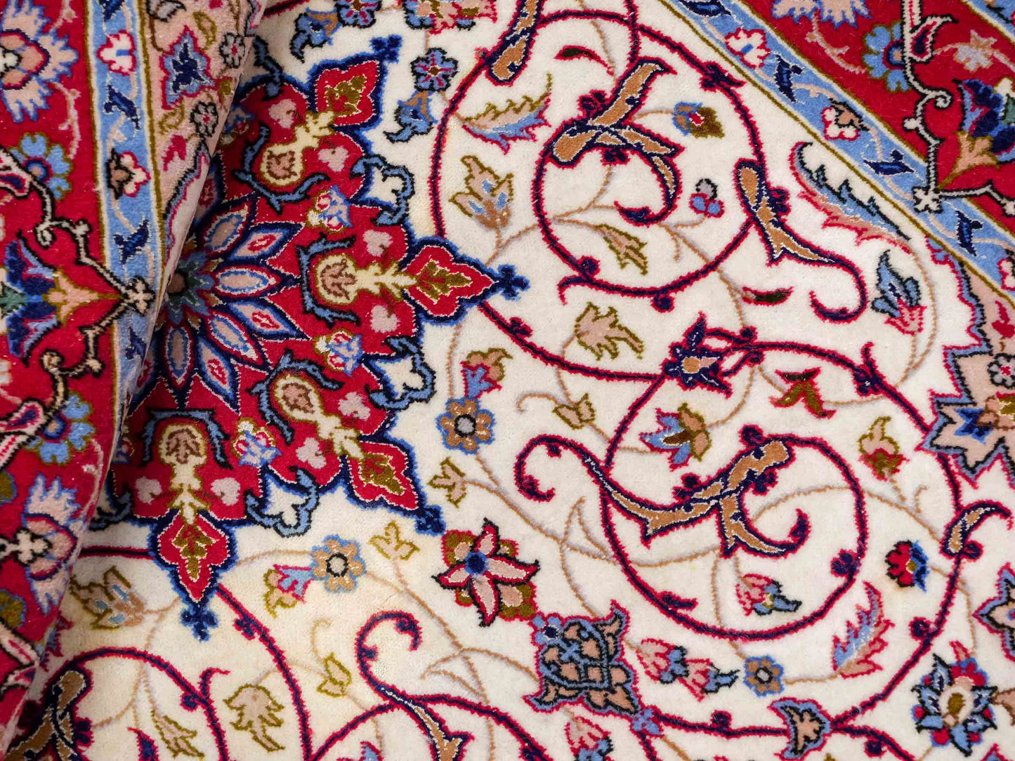 Sehr feiner, handgeknüpfter Isfahan Perserteppich aus Wolle mit Seide von Khademi. Farbe: Cremeweiß, rot. Größe: 100 x 65 cm. Vertrieb durch JUPITER Intl.