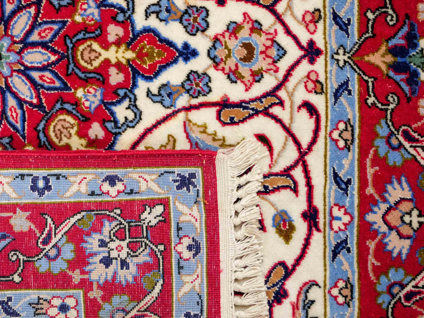 Sehr feiner, handgeknüpfter Isfahan Perserteppich aus Wolle mit Seide von Khademi. Farbe: Cremeweiß, rot. Größe: 100 x 65 cm. Vertrieb durch JUPITER Intl.