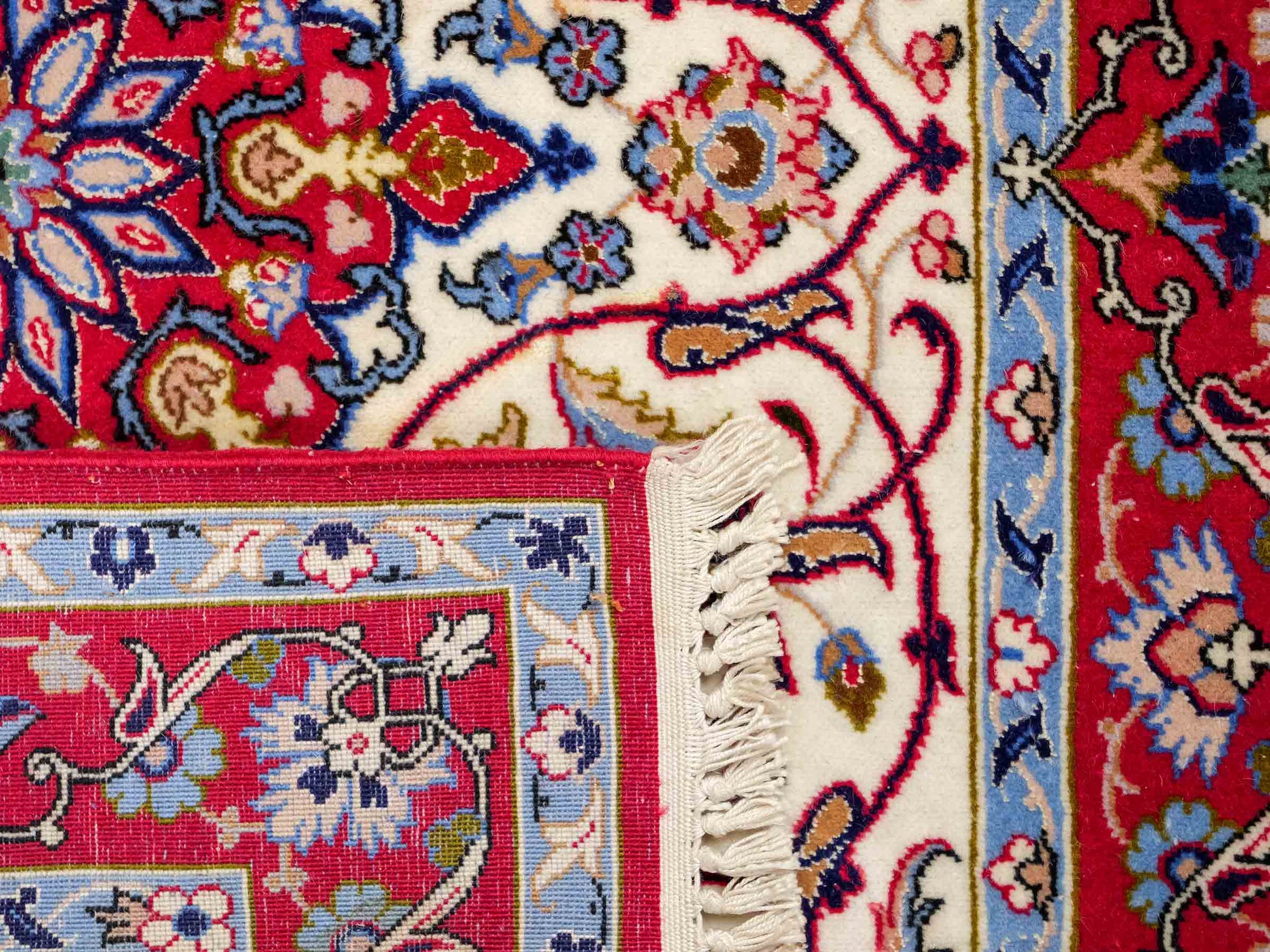 Sehr feiner, handgeknüpfter Isfahan Perserteppich aus Wolle mit Seide von Khademi. Farbe: Cremeweiß, rot. Größe: 100 x 65 cm. Vertrieb durch JUPITER Intl.